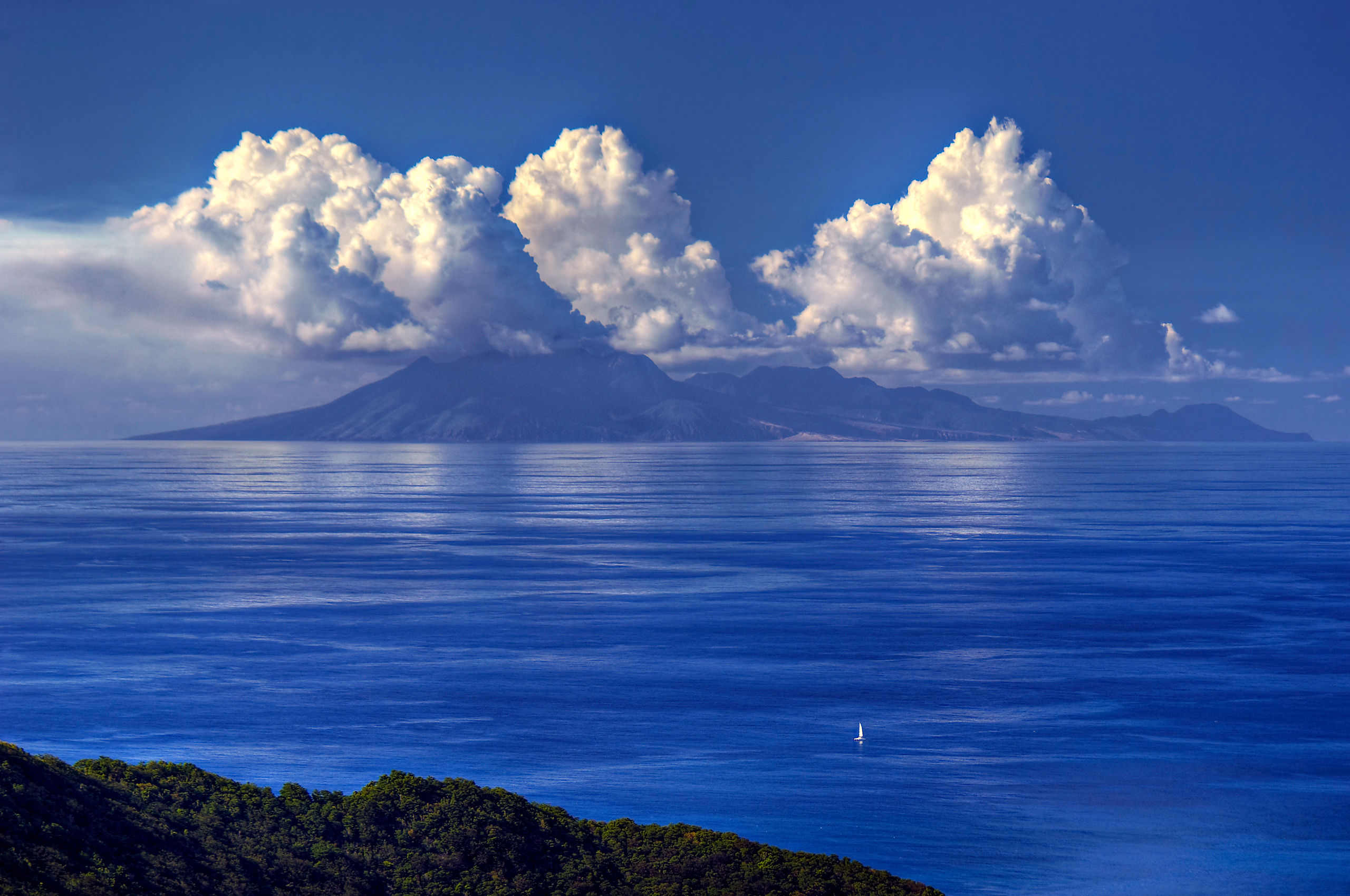 Море небо. Остров Лингшан Филиппинское море. Море и горы. Небо море облака. Море и небо.