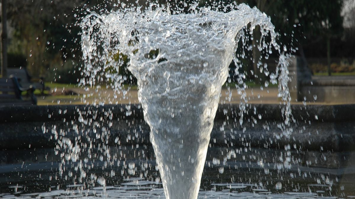 Water fountain текст с переводом. Струя воды. Фонтан из под земли. Фонтан вертикальные струи из воды. Фонтан с цветной водой.