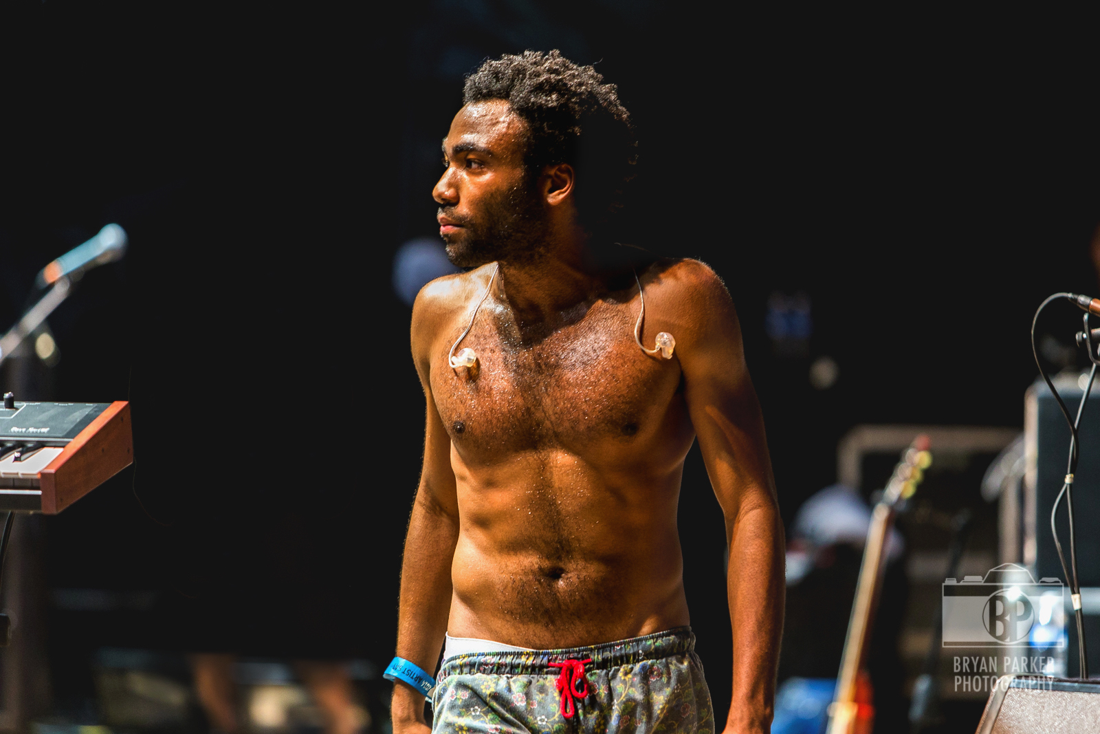 Les childish gambino перевод. Gambino без майки. Концерт Гамбино. Гамбино обои. Childish Gambino Wallpaper.