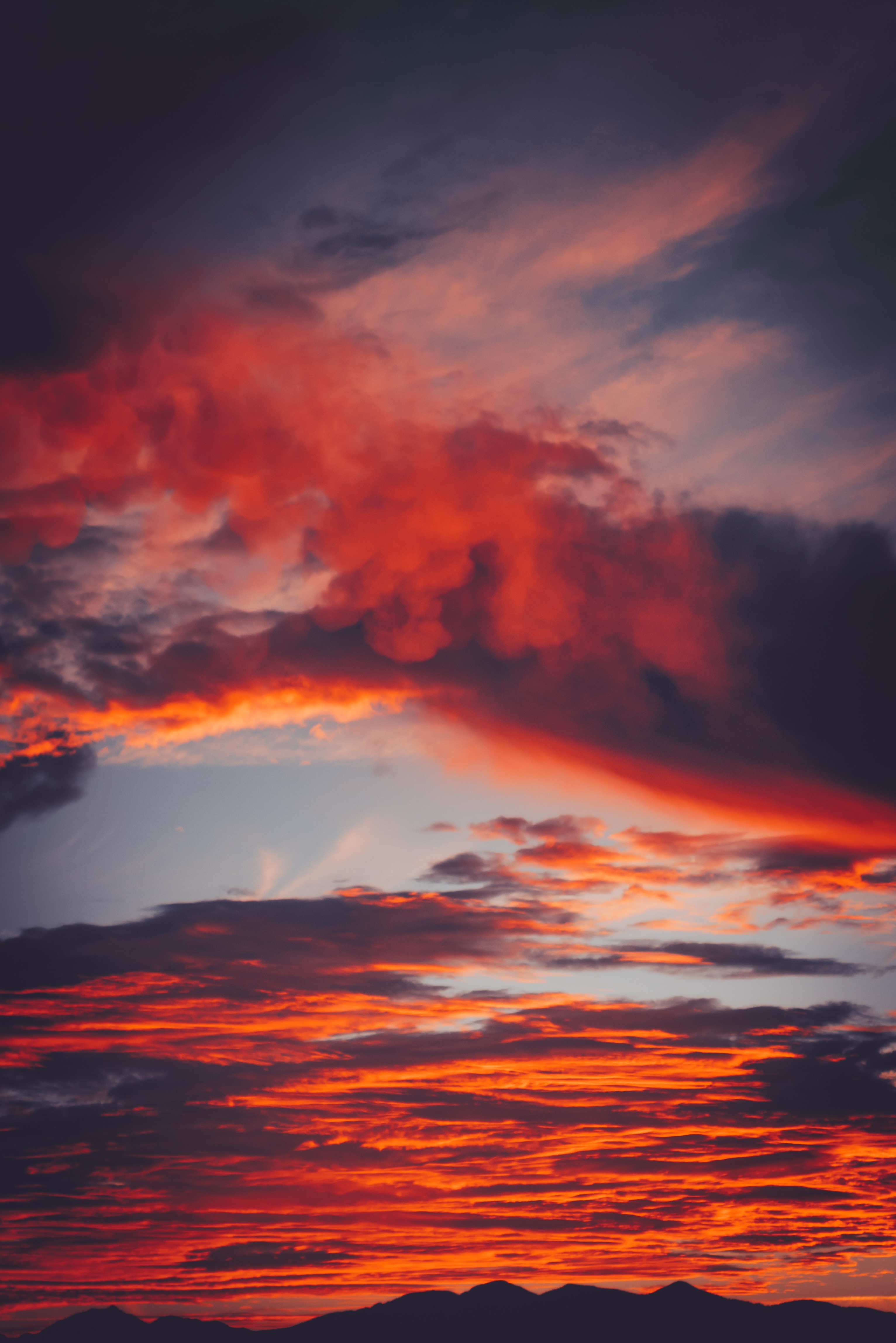 134461 Hintergrundbild herunterladen natur, sunset, sky, mountains, clouds, rot, feurig, fiery, porös, poröse - Bildschirmschoner und Bilder kostenlos