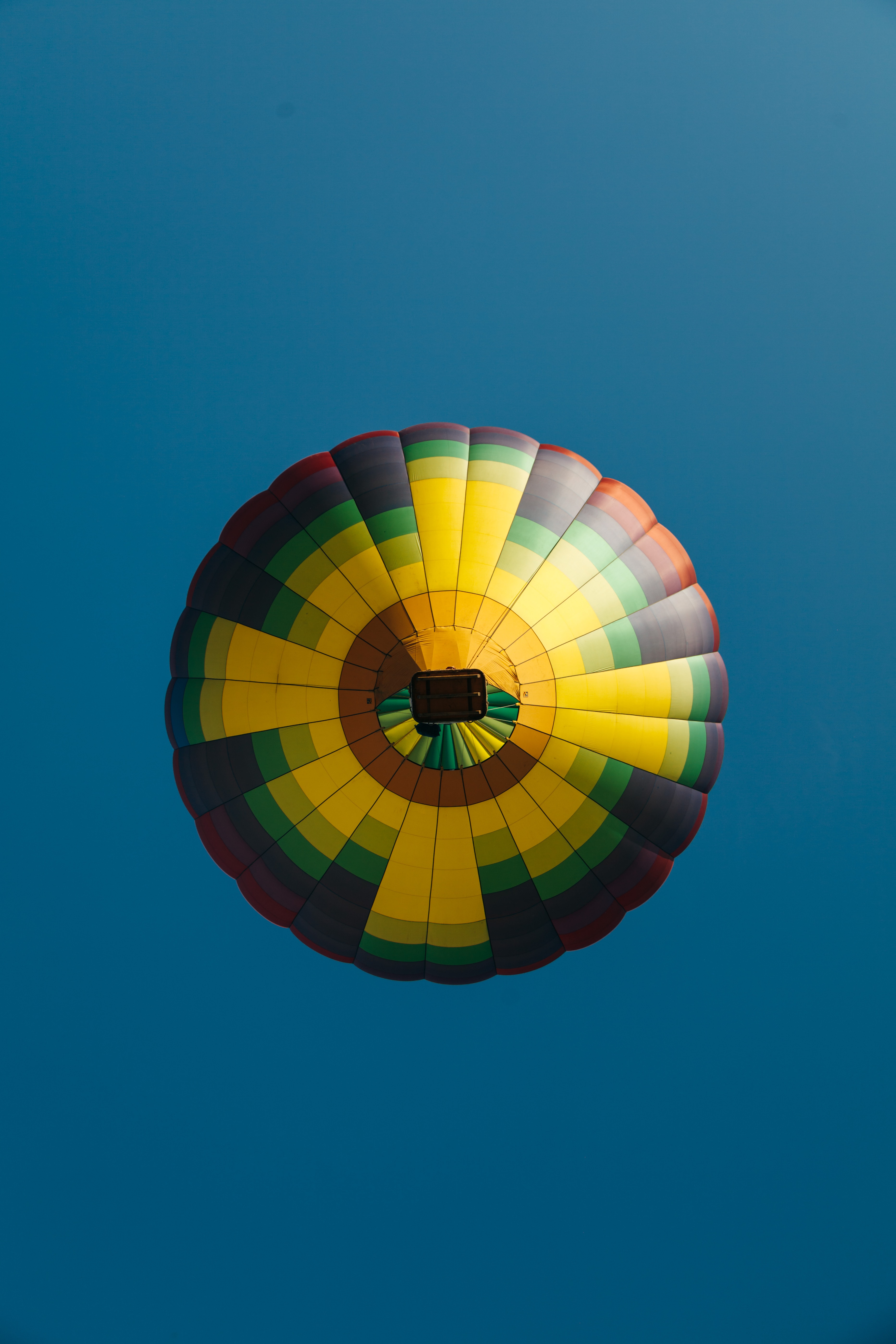 Laden Sie das Ballon, Sky, Mehrfarbig, Motley, Flug, Höhe, Luftballon, Minimalismus-Bild kostenlos auf Ihren PC-Desktop herunter