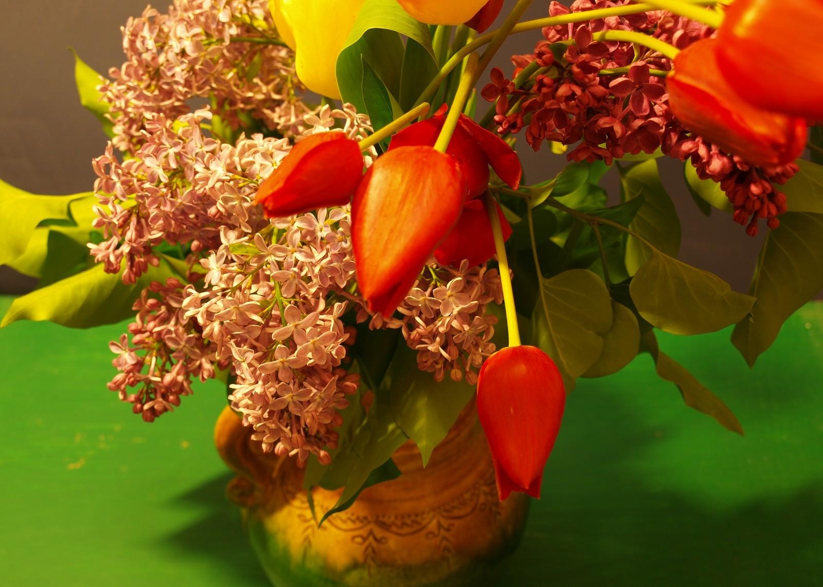 Завантажити шпалери безкоштовно Квіти, Бузок, Весна, Букет, Ваза, Тюльпани картинка на робочий стіл ПК