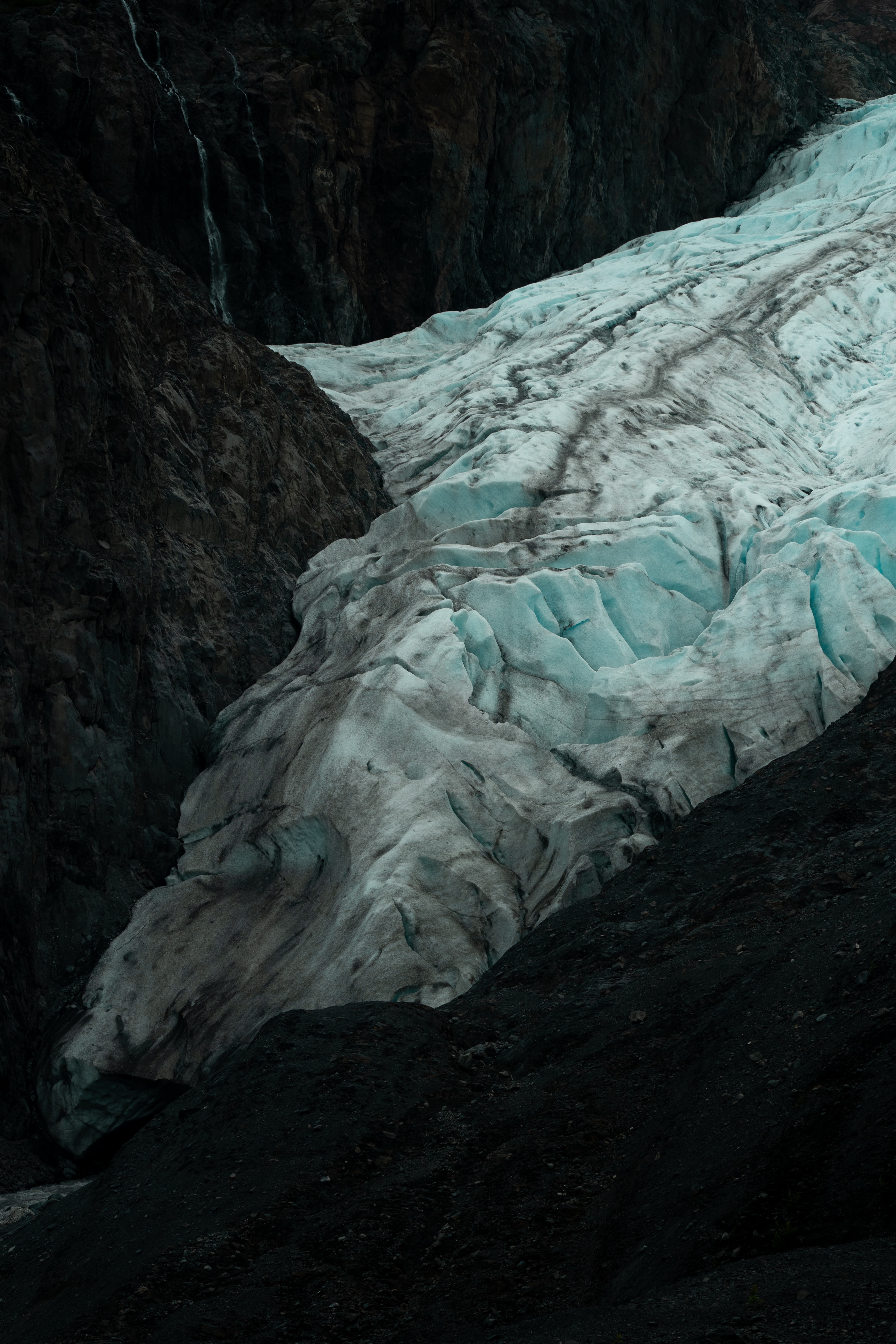 Скачать картинку Ледник, Замерзший, Снег, Лед, Скалы, Природа в телефон бесплатно.