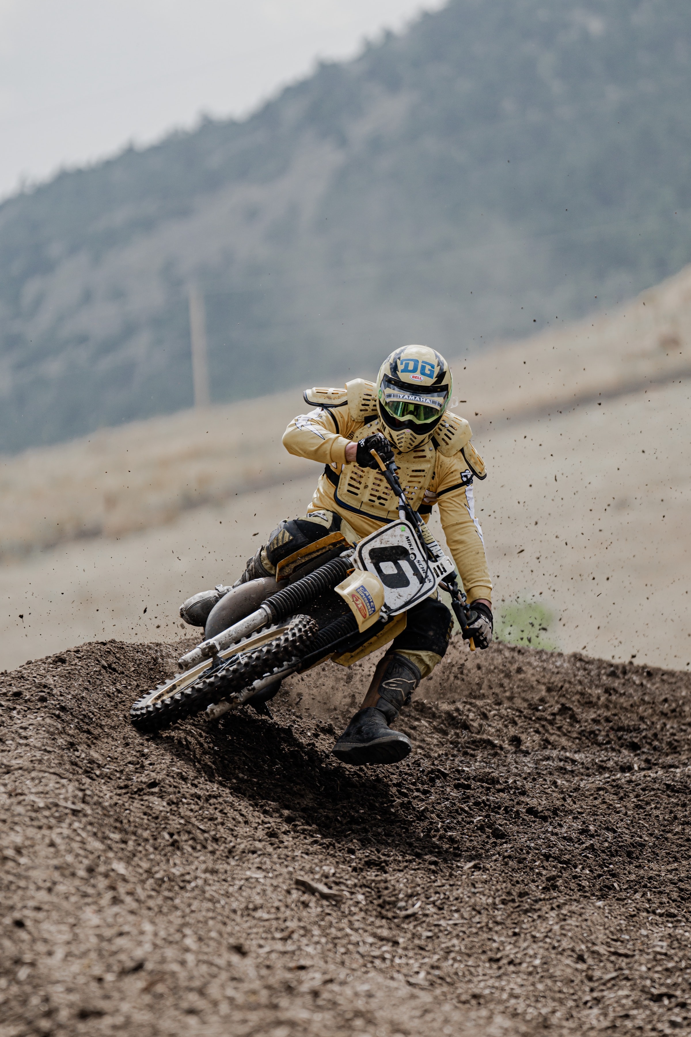 Full HD Wallpaper motorcycles, motorcyclist, helmet, mud, dirt, trick