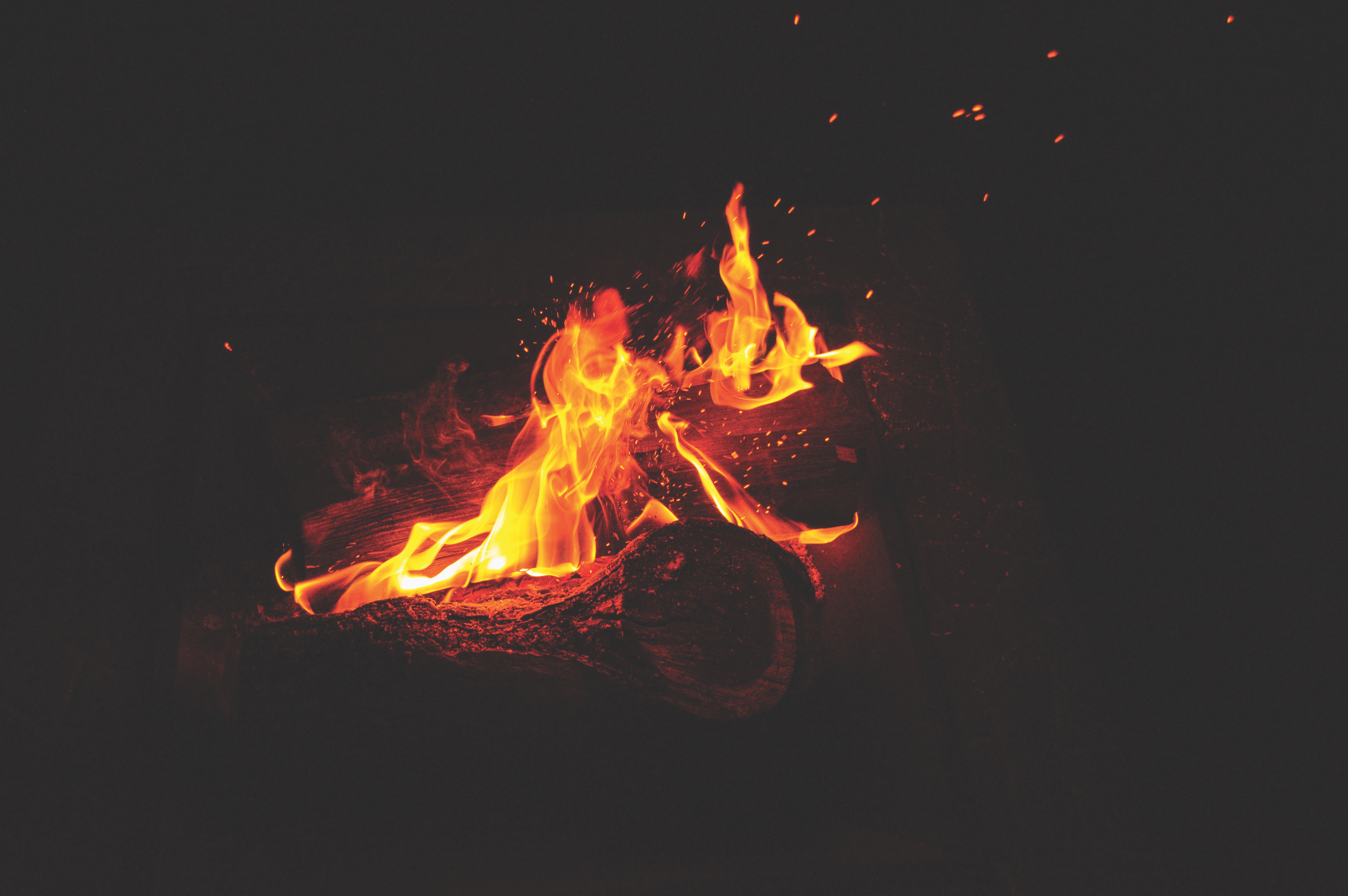 無料モバイル壁紙火炎, 火災, 炎, 火の粉, スパークス, たき火, 闇, 暗いをダウンロードします。