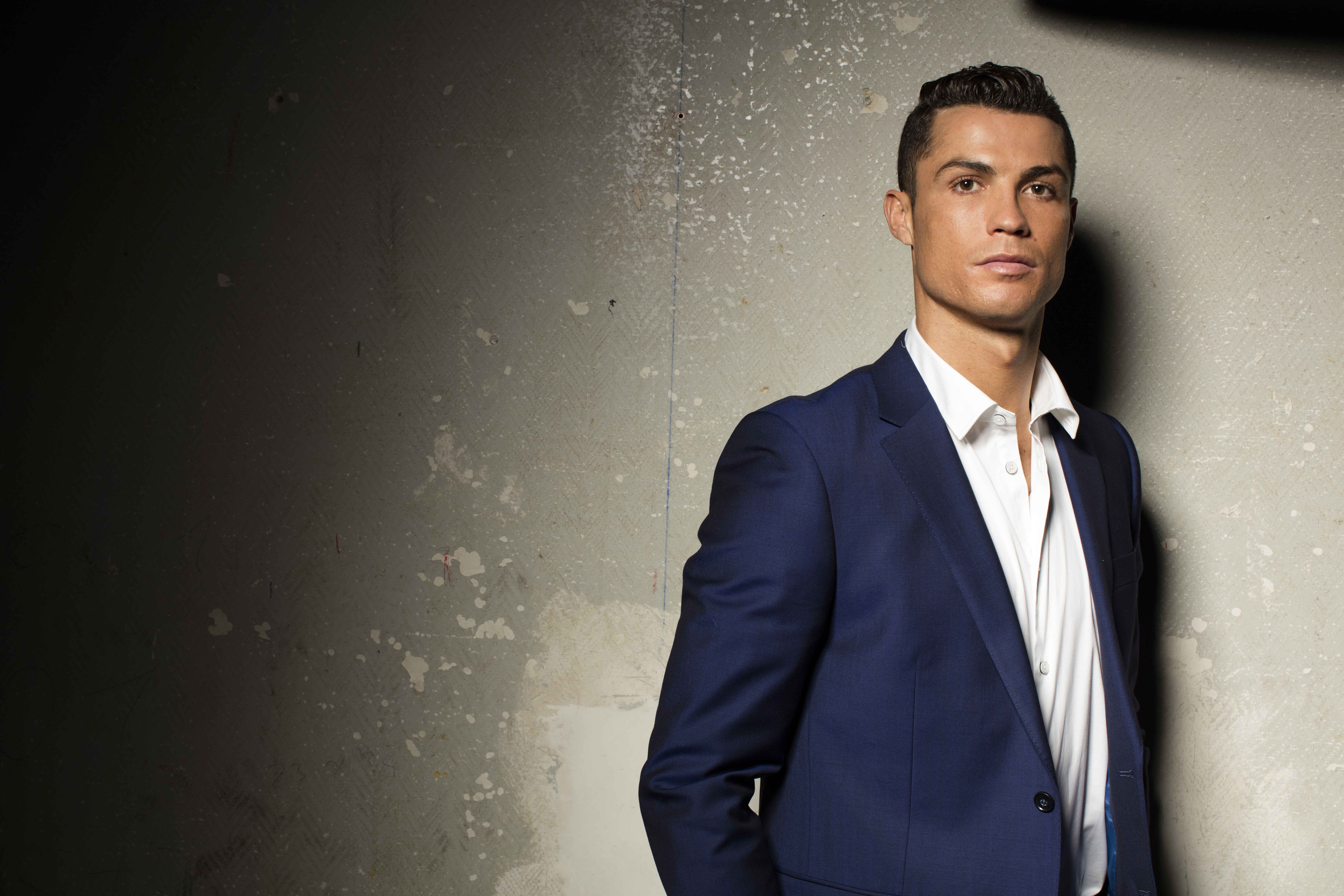 436587 Bildschirmschoner und Hintergrundbilder Cristiano Ronaldo auf Ihrem Telefon. Laden Sie  Bilder kostenlos herunter