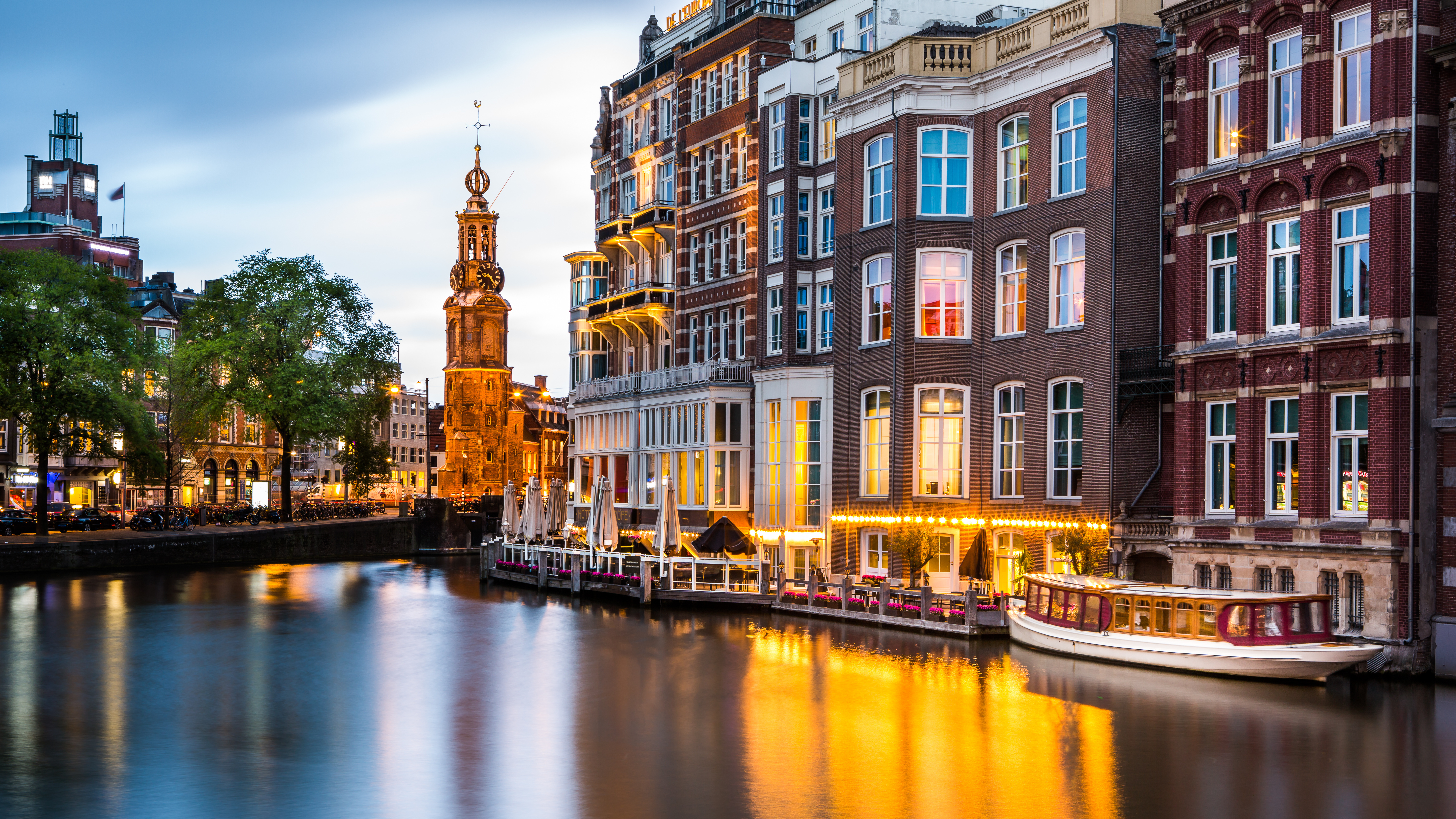 375323 завантажити шпалери створено людиною, амстердам, човен, канал, місто, світло, нідерланди, рефлексія, міста - заставки і картинки безкоштовно
