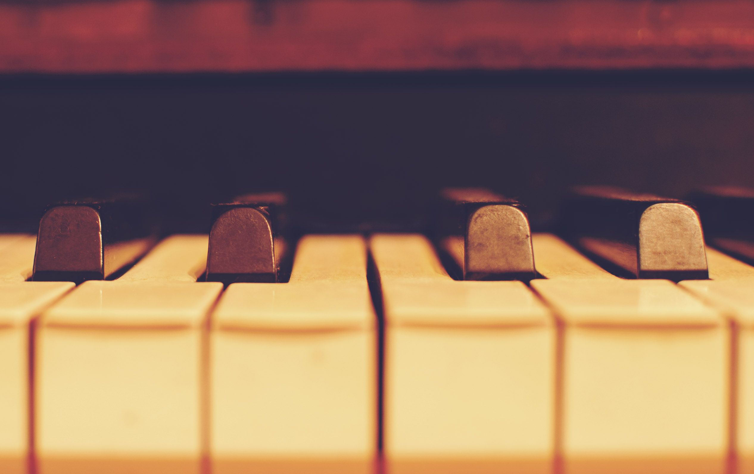 Видео песня на столе. Пианино обои. Фортепиано обои на рабочий стол. Музыка пианино обои на телефон.