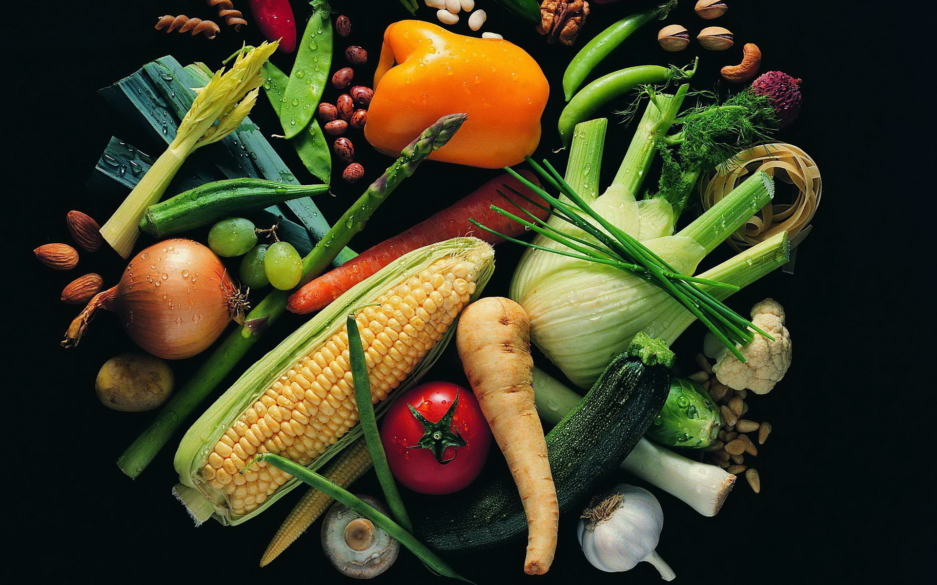 Кашам фруктам овощам. Красивые овощи. Растительная пища. Овощи на темном фоне. Правильное питание овощи.