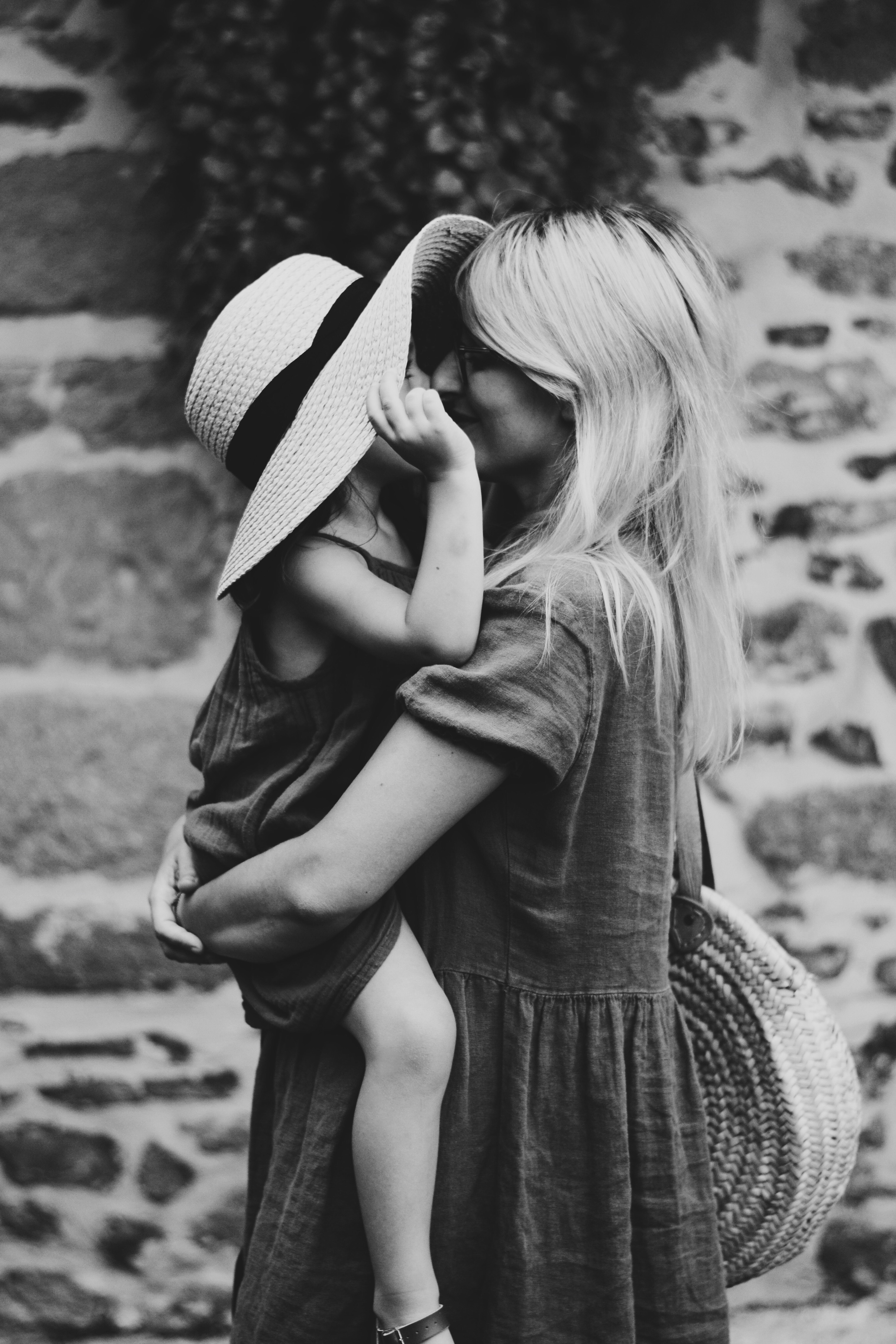 mother, family, embrace, miscellanea, miscellaneous, bw, chb, tenderness, child, hat, hug