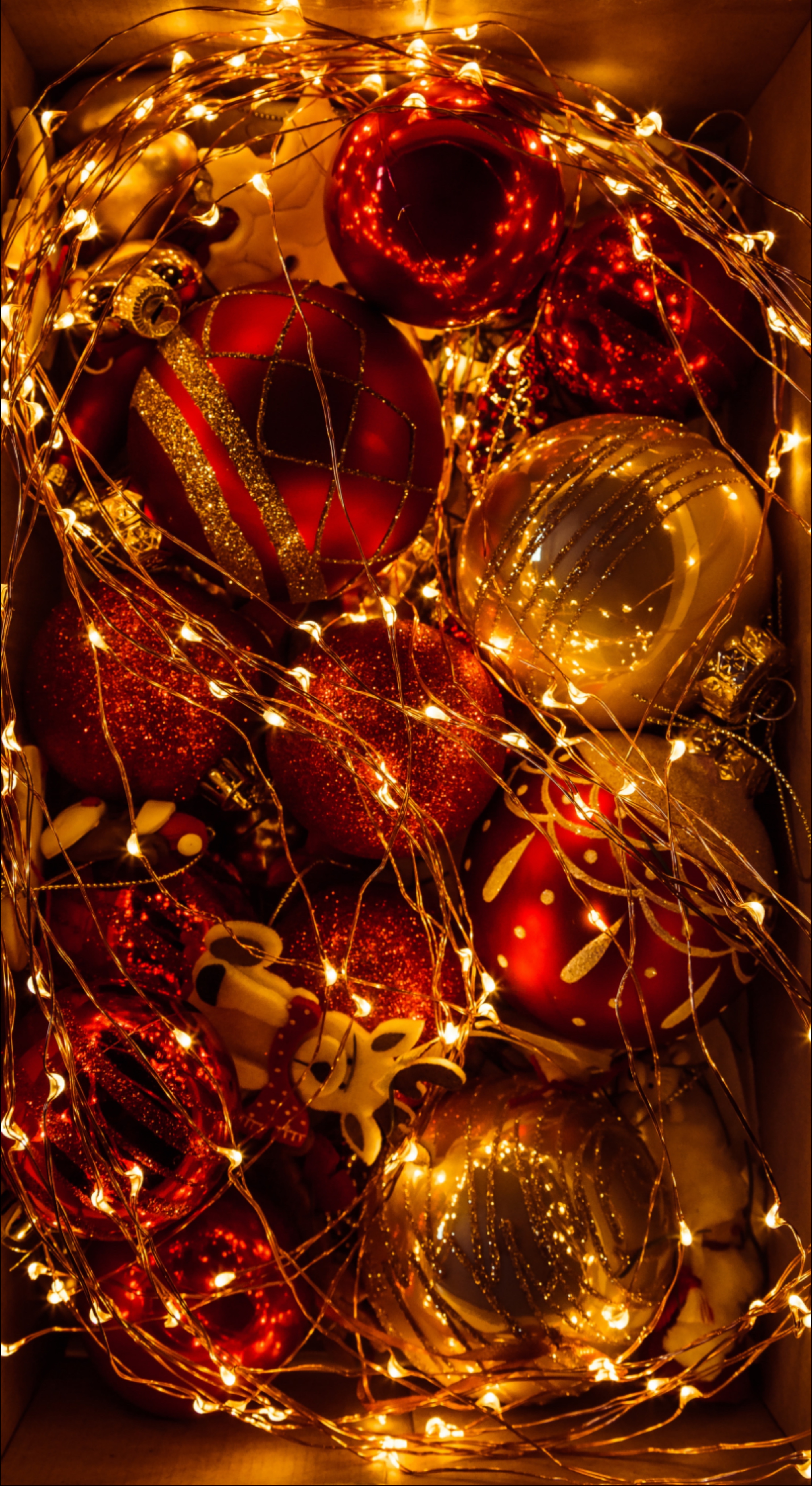 christmas decorations, brilliance, golden, christmas tree toys, christmas, holidays, new year, shine, garland, decoration HD wallpaper