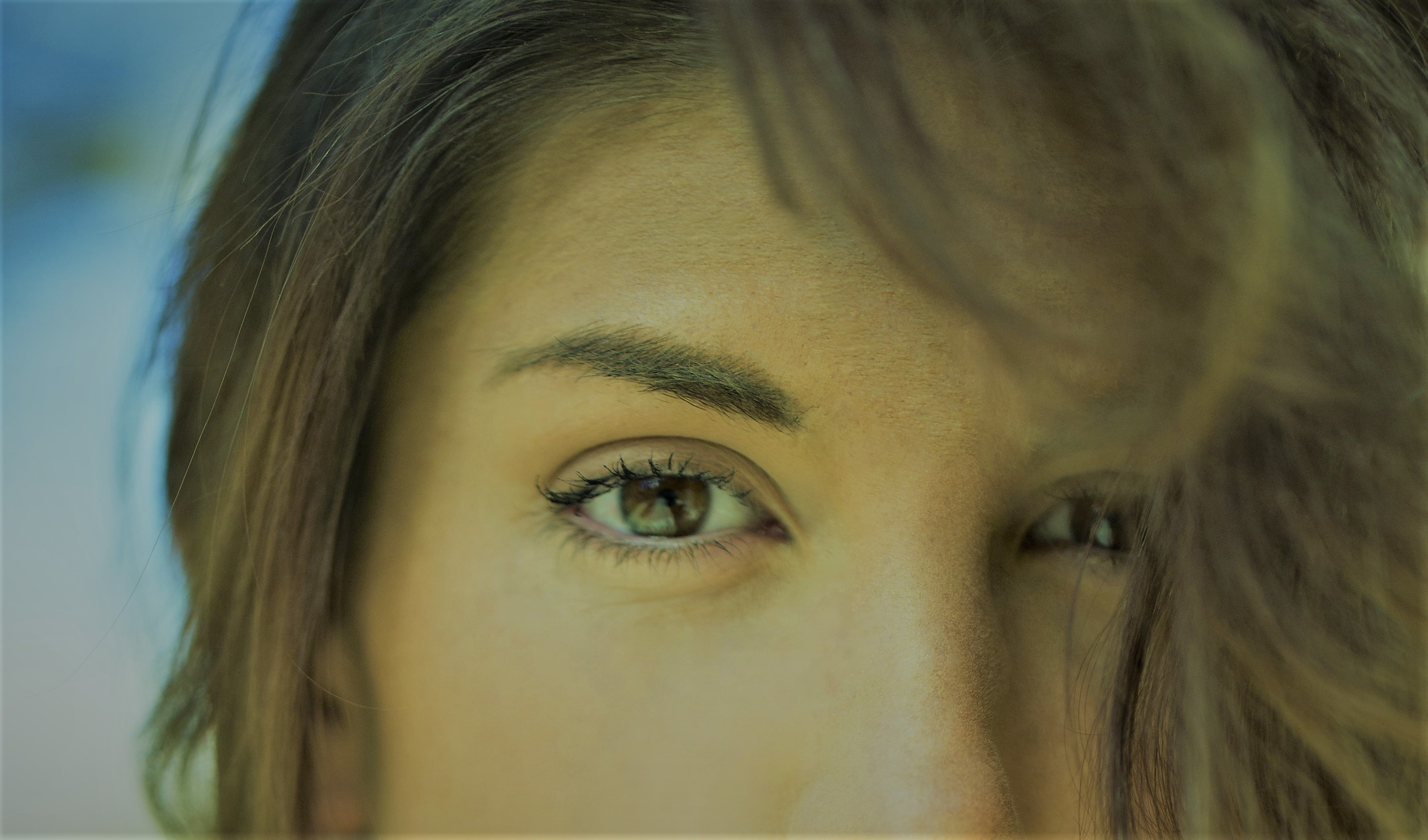 Женщина 31 августа. Зелено-карие глаза у женщин. Щенячий взгляд макияж. Щенячий взгляд у девушки.