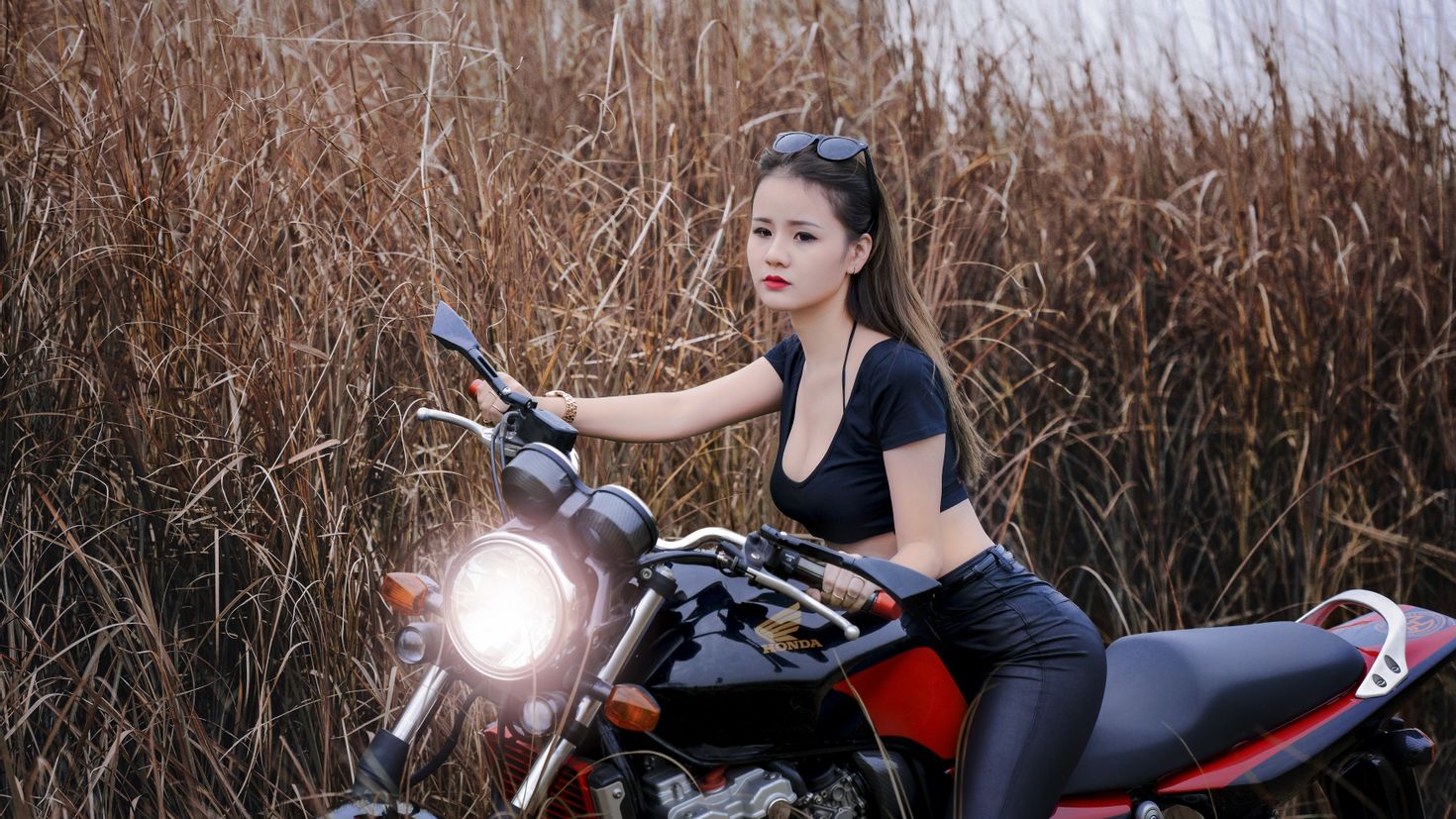 Идеи для фото на мотоцикле девушка