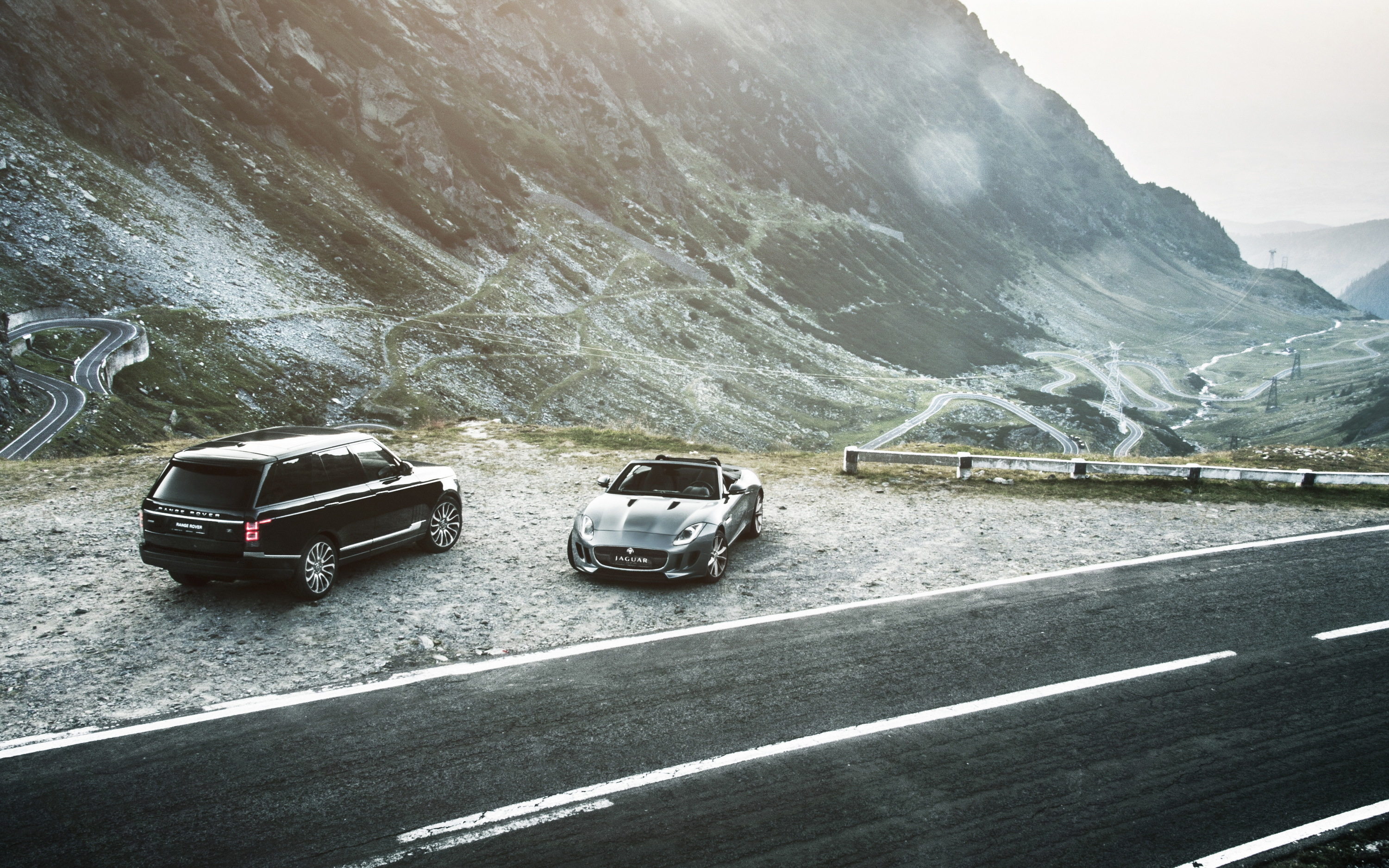 Handy-Wallpaper Cars, Jaguar F Typ, Jaguar F Type, Mountains, Straße, Range Rover kostenlos herunterladen.