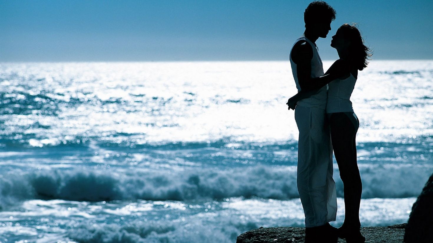 Картинки я люблю люди. Влюбленные на берегу моря. Мужчина и женщина на море. Мужчина и женщина любовь. Парень с девушкой на море.