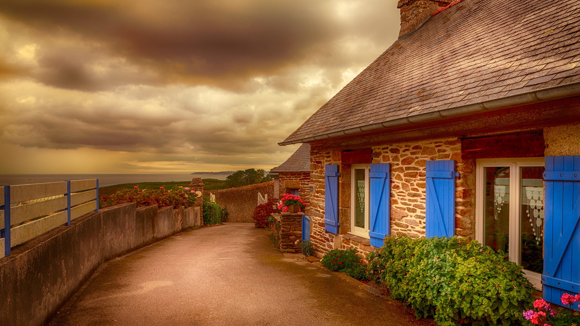 Дом с голубыми ставнями остров Бретань