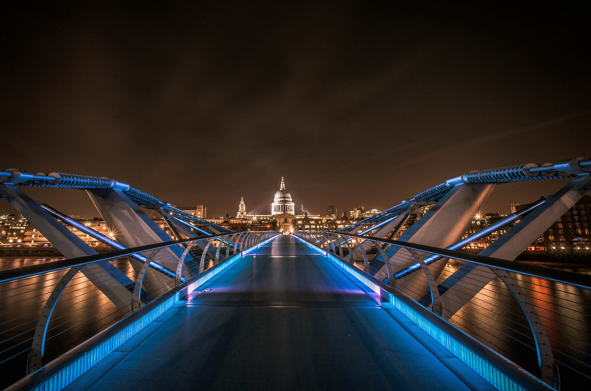 Моста и т д. Мост Миллениум Лондон. Мост Миллениум Лондон ночью. Мост Миллениум Казань ночью подсветка. Мост Миллениум подсветка.