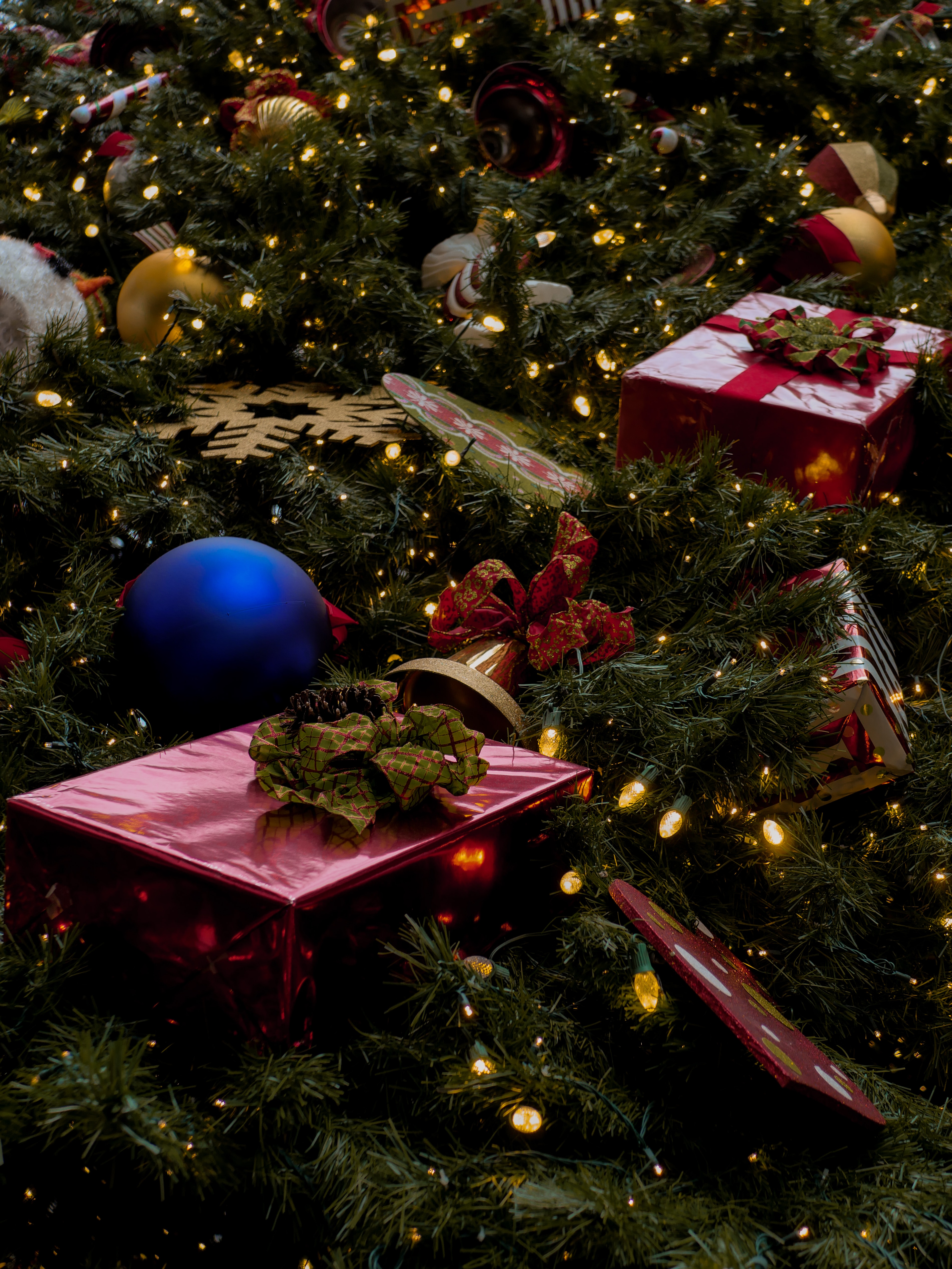 126803 Hintergrundbild herunterladen feiertage, neujahr, dekoration, neues jahr, weihnachtsbaum, garland, girlanden, die geschenke, geschenke - Bildschirmschoner und Bilder kostenlos