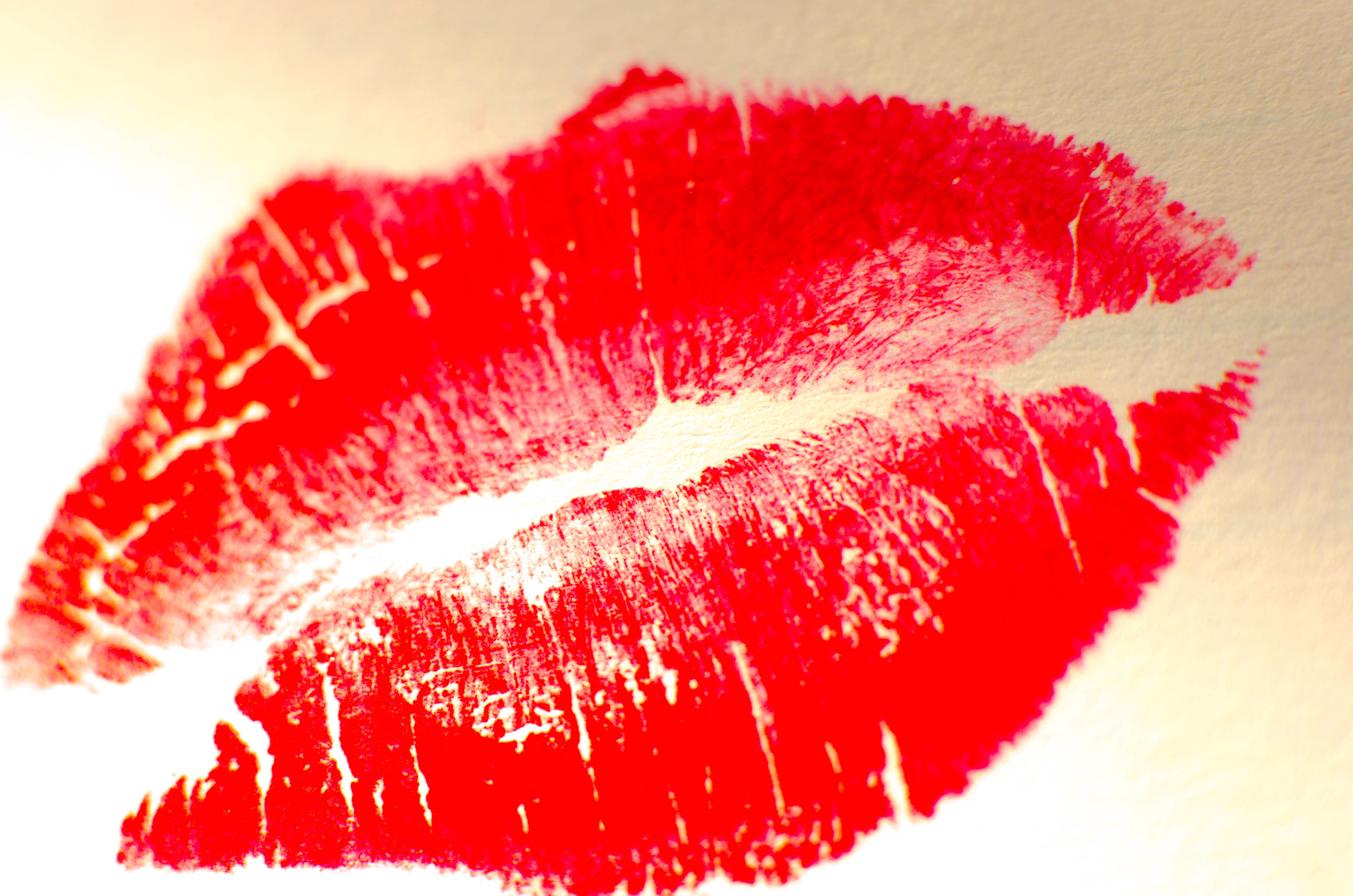 Красные губы поцелуй