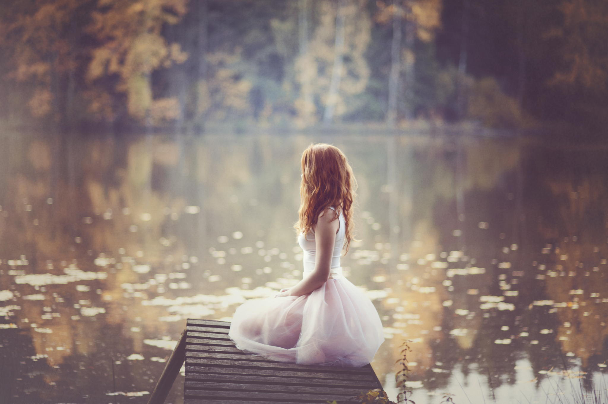 Ждет меня на берегу самая красивая песня. Девушка в платье сидит спиной. Девушка сидит в белом платье. Девушка в длинном белом платье сидит. Фотосессия на мостике у воды.