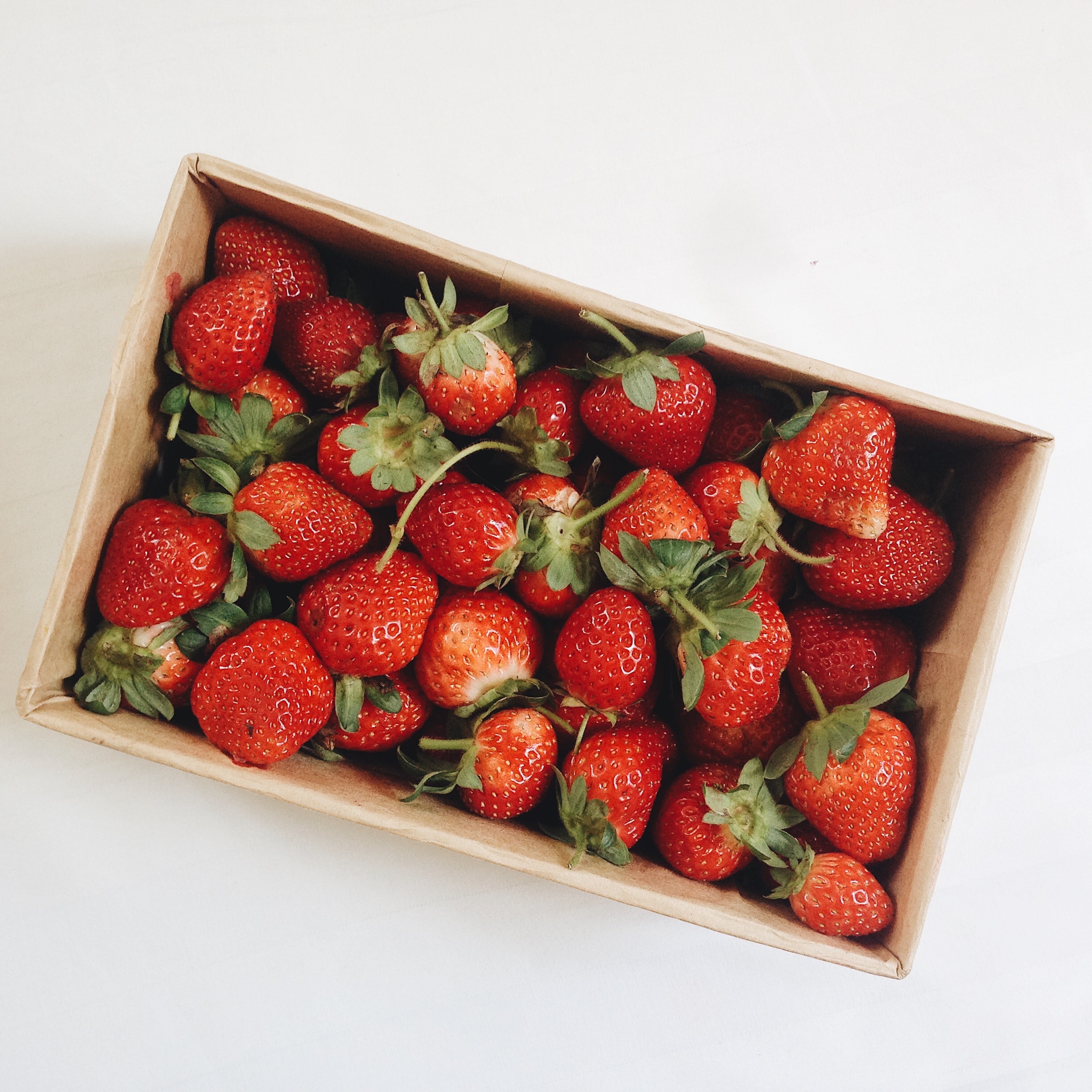 Handy-Wallpaper Lebensmittel, Box, Berries, Erdbeere, Obst kostenlos herunterladen.