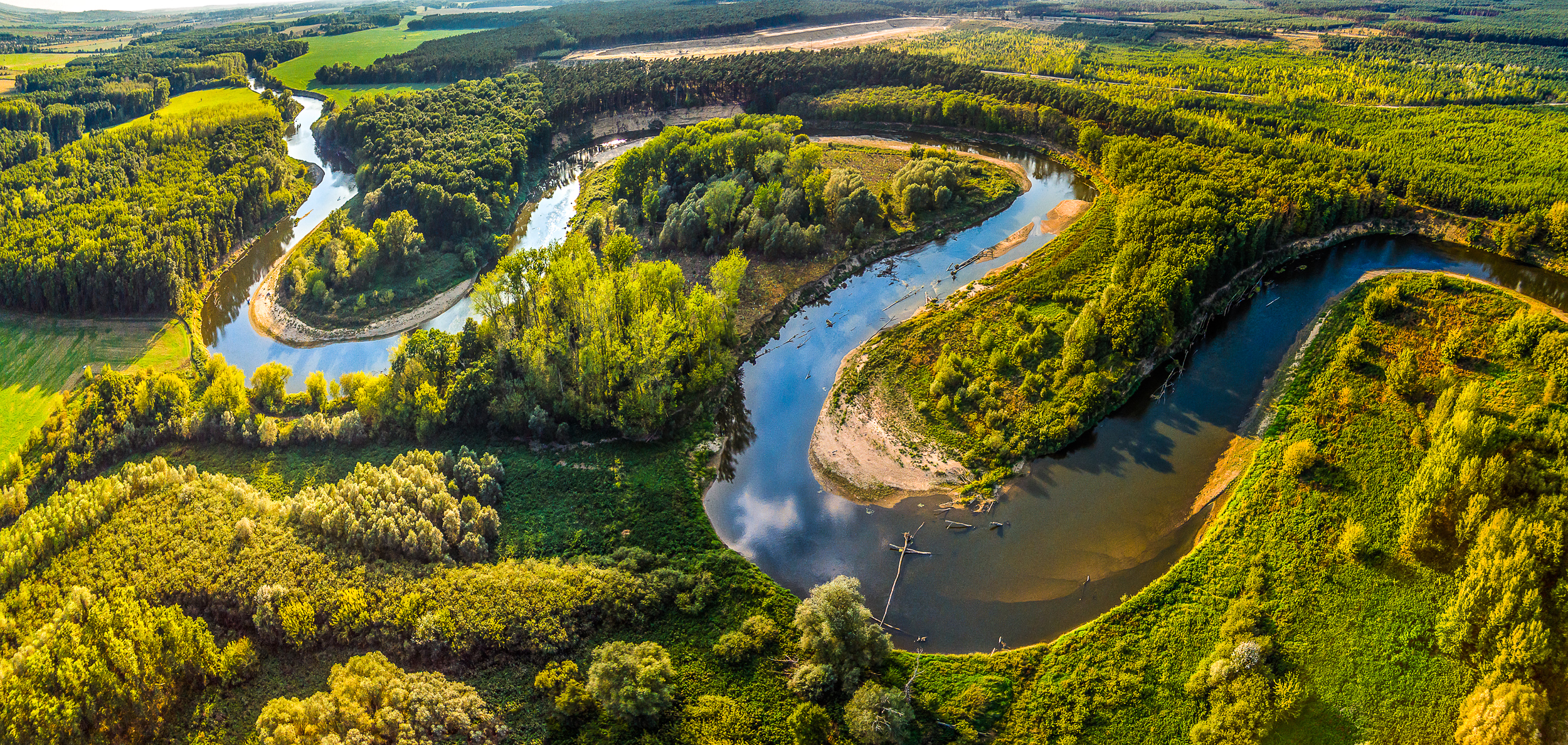 Скачать картинку Природа, Река, Лес, Ландшафт, Чехия, Антенна, Земля/природа в телефон бесплатно.