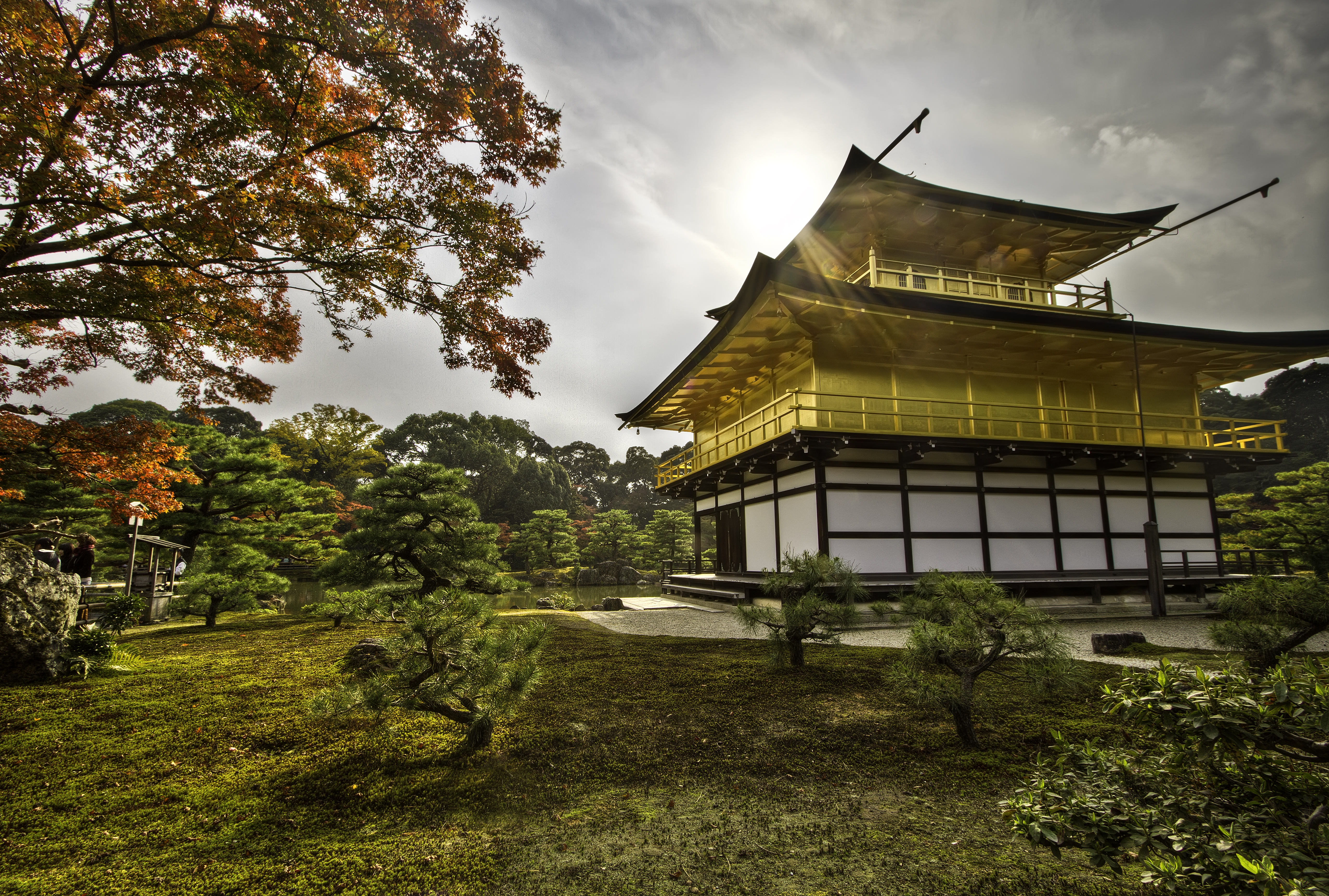 1523202 скачать картинку япония, золотой храм, религиозные, кинкаку дзи, киото, солнце, храм золотого павильона, храмы - обои и заставки бесплатно