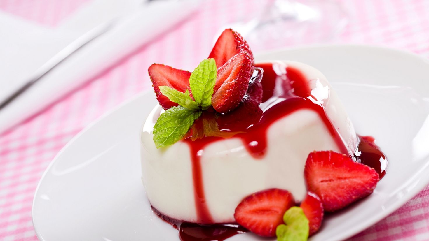 Десерты с клубникой рецепты. Панна котта. Десерт panna Cotta. Panna Cotta с клубникой. Панна-котта классический.