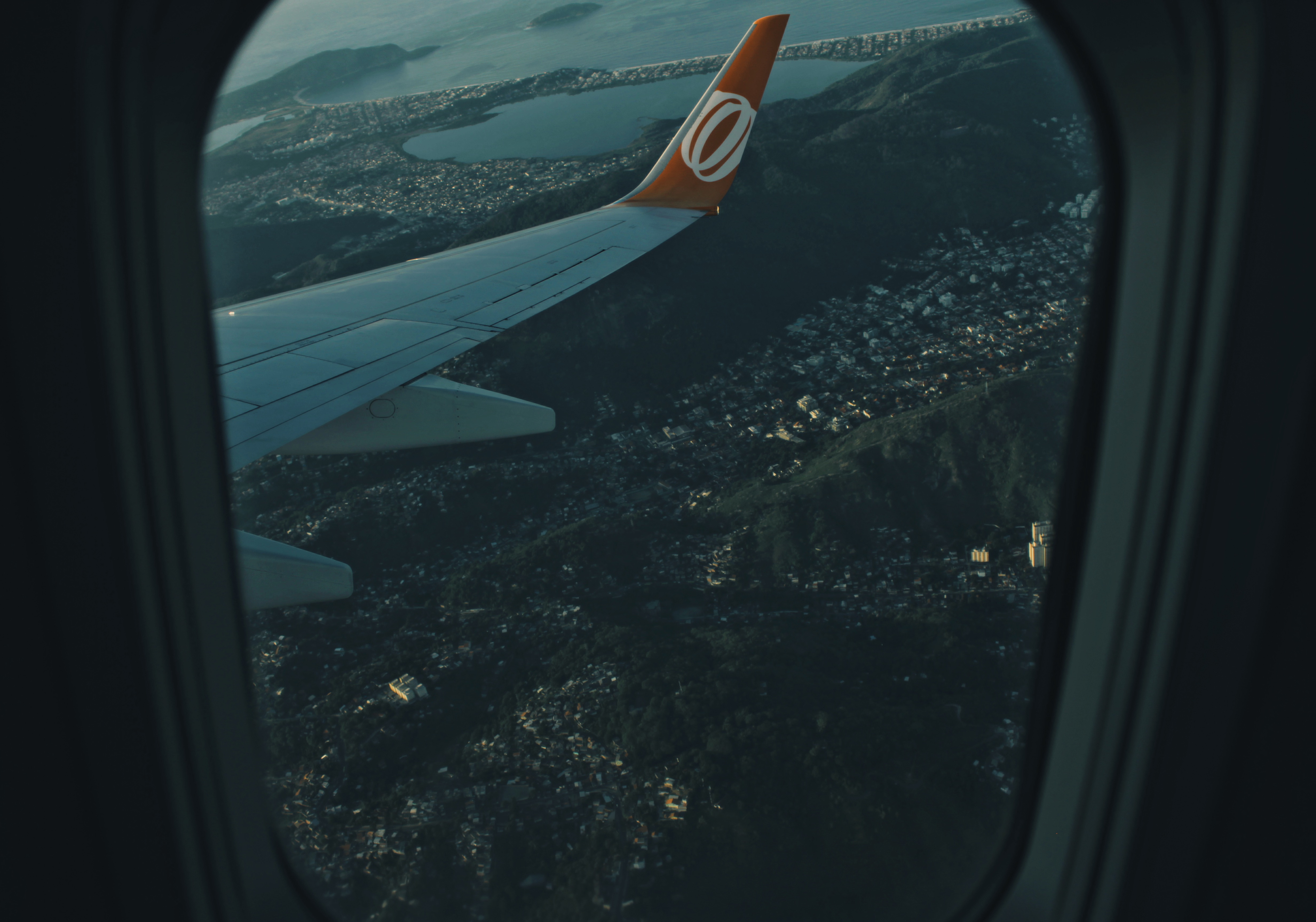 Ой мама мне бы крылья аэроплана. Вид с окна самолета. Иллюминатор самолета. Вид из иллюминатора самолета. Вид из окна самолета Эстетика.