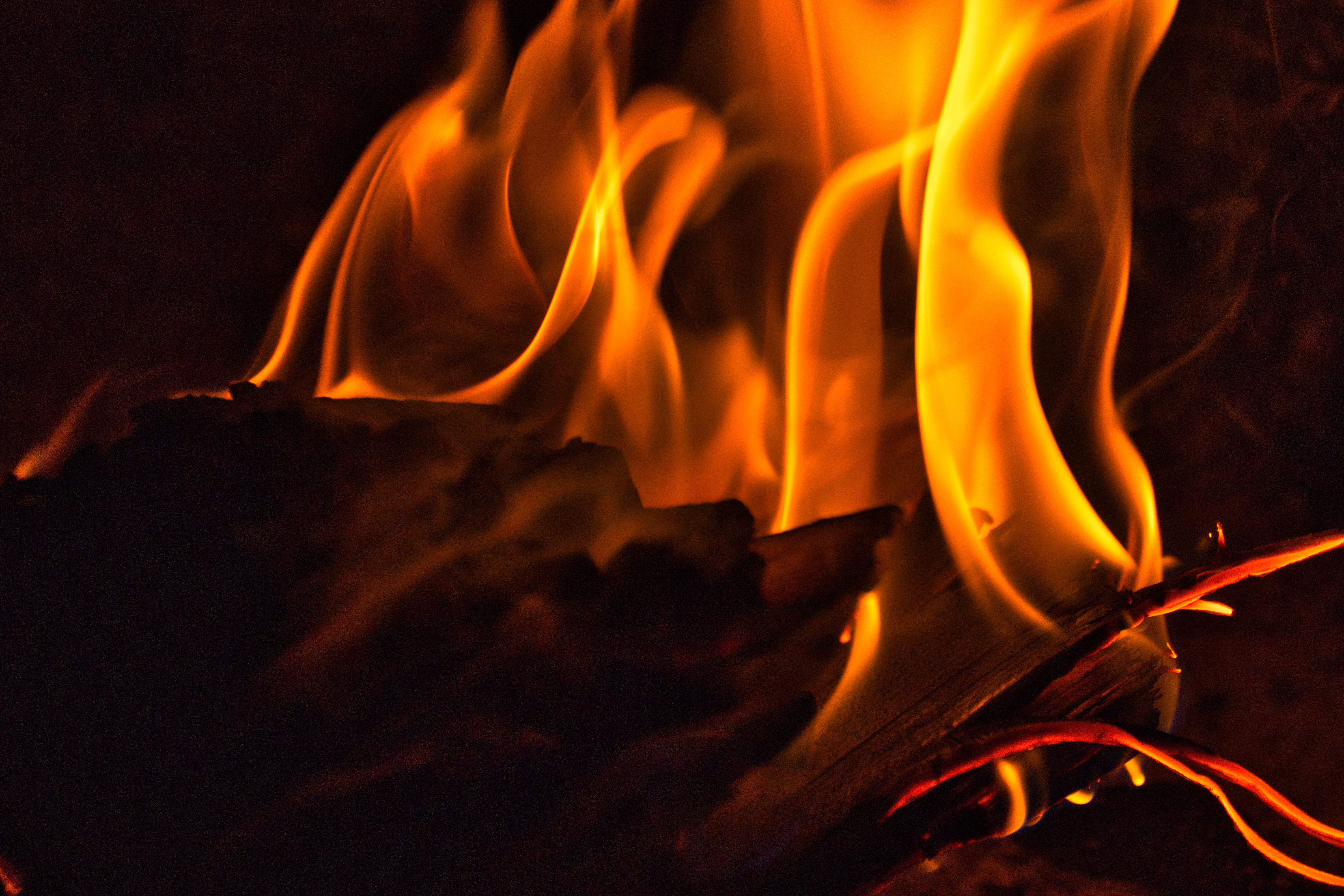 Handy-Wallpaper Brennholz, Verbrennung, Bonfire, Dunkel, Flamme, Feuer kostenlos herunterladen.
