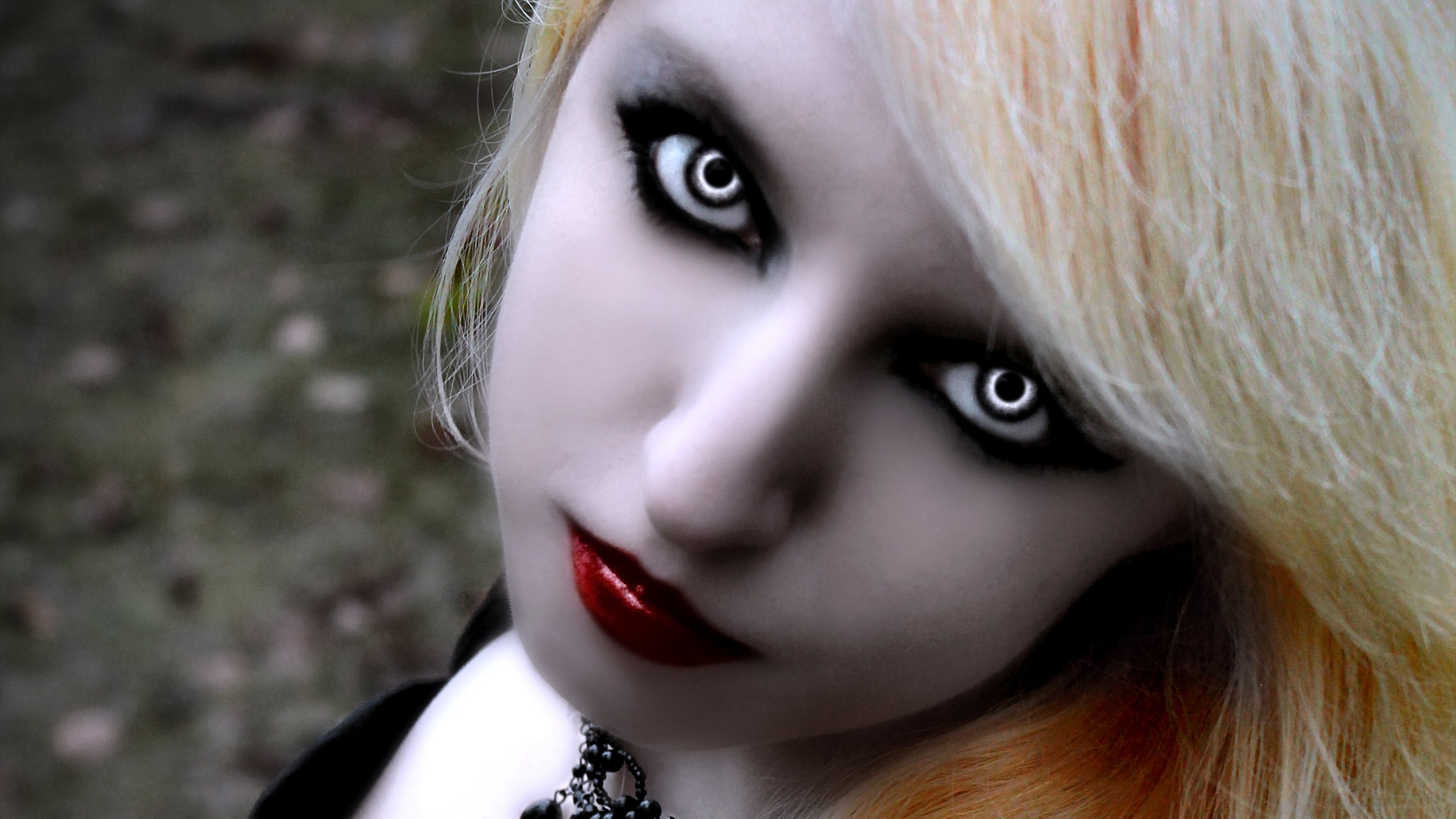Красивая вампирша блондинка
