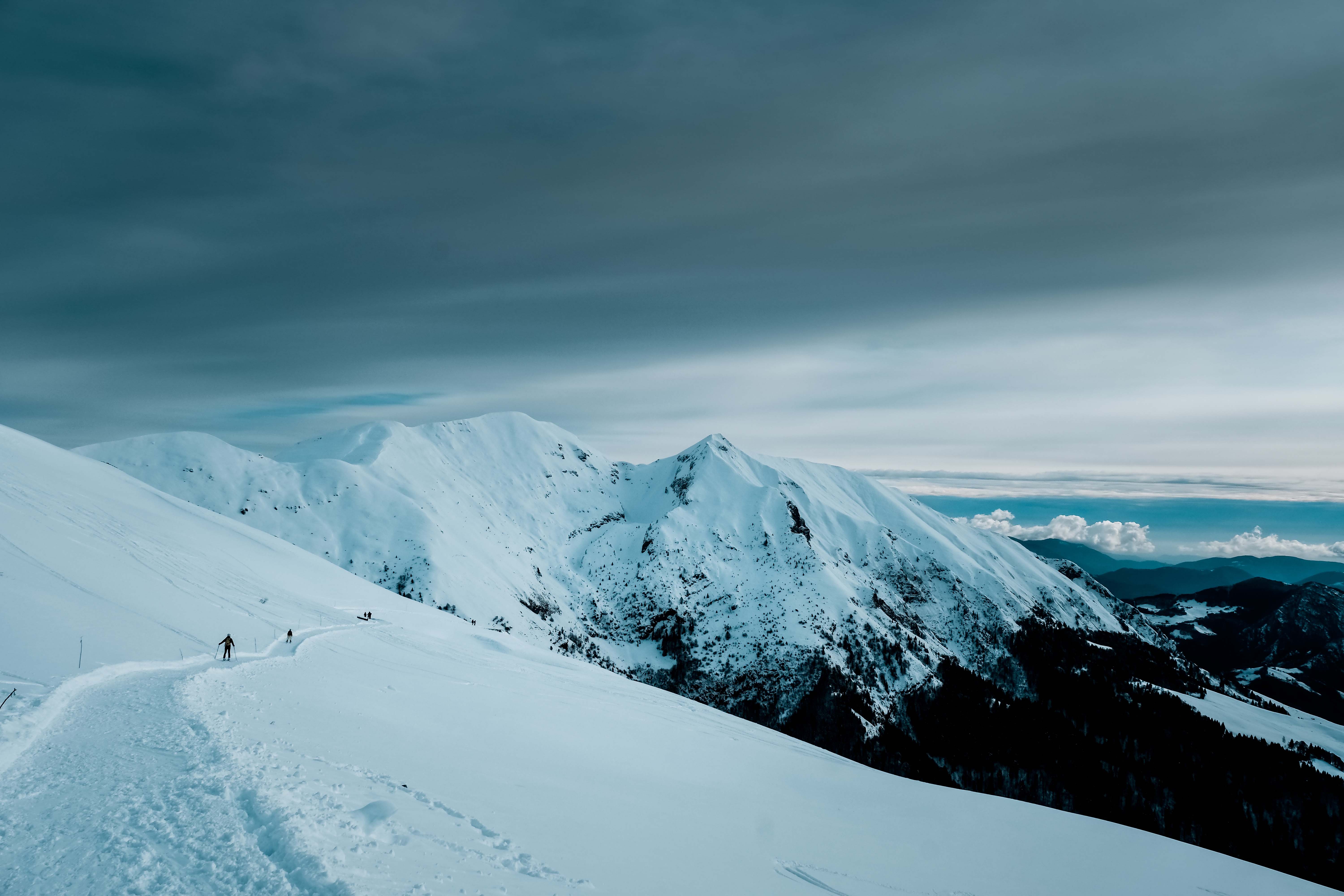 75331 Bild herunterladen sport, menschen, mountains, schnee, steigung, skifahrer - Hintergrundbilder und Bildschirmschoner kostenlos