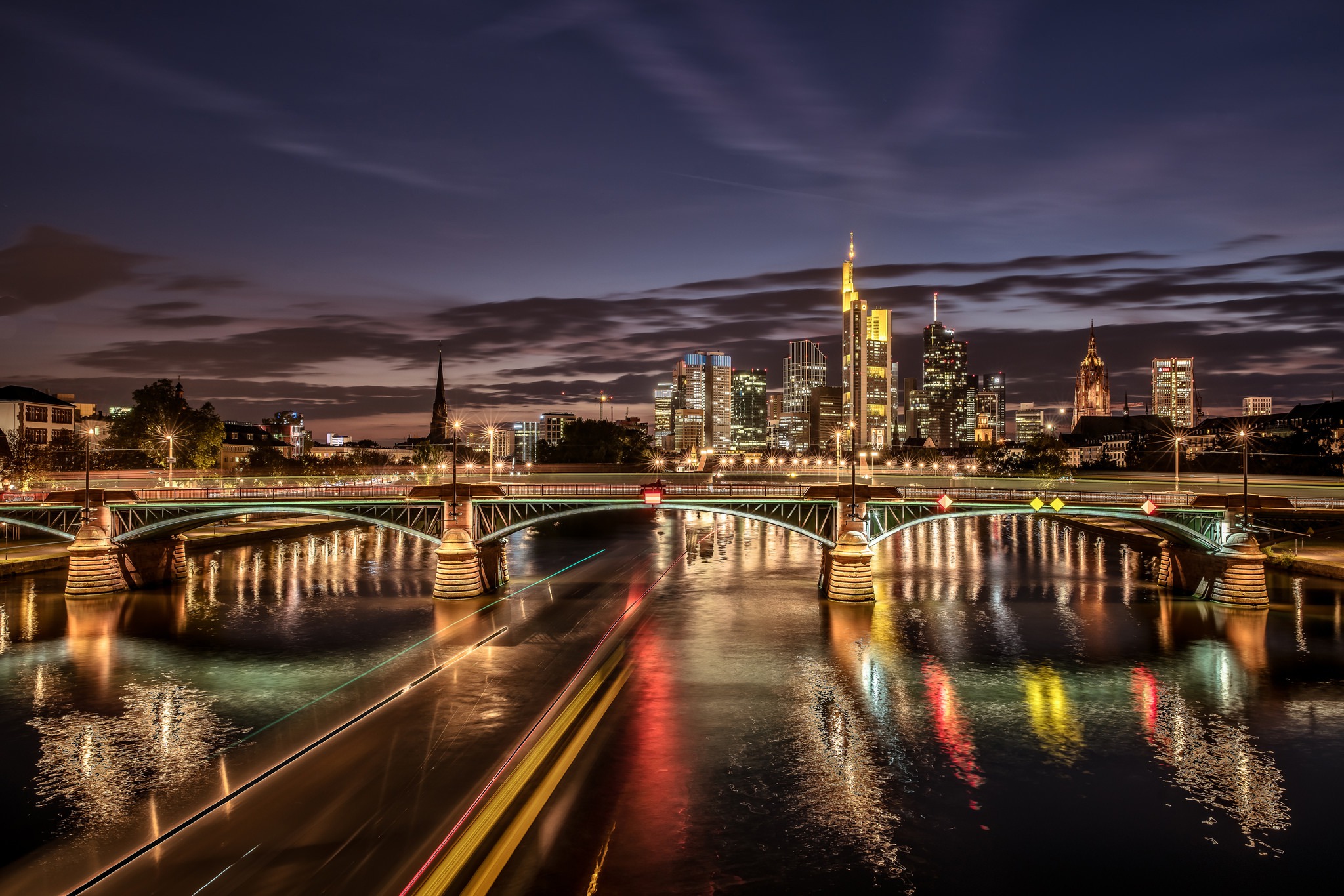 391650 скачать картинку сделано человеком, франкфурт, мост, город, германия, свет, ночь, река, замедленная киносъёмка, города - обои и заставки бесплатно
