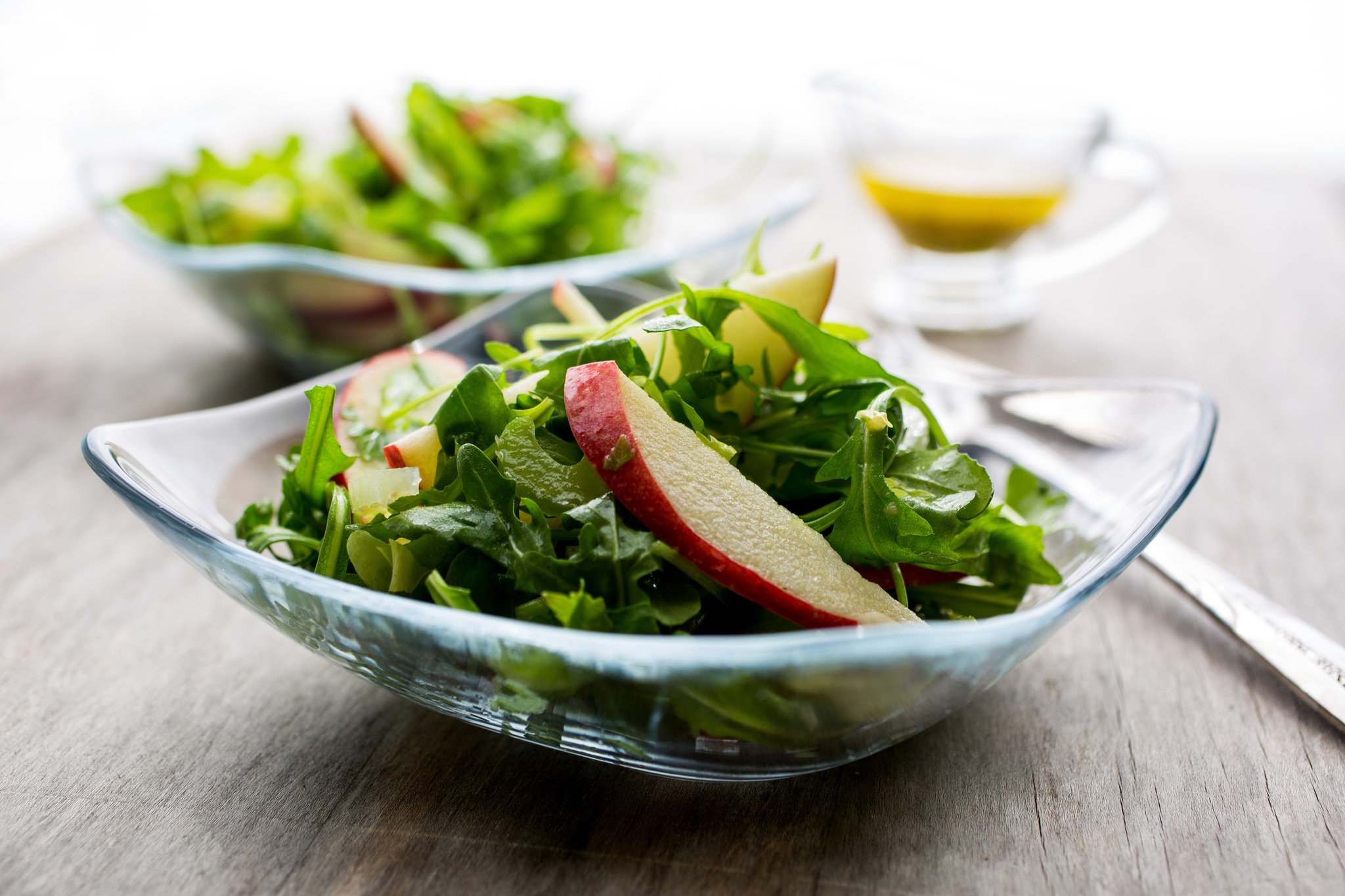 Salad food. Руккола микрозелень. Салат с грушей и рукколой. Микрозелень шпинат. Салат из микрозелени рукколы.