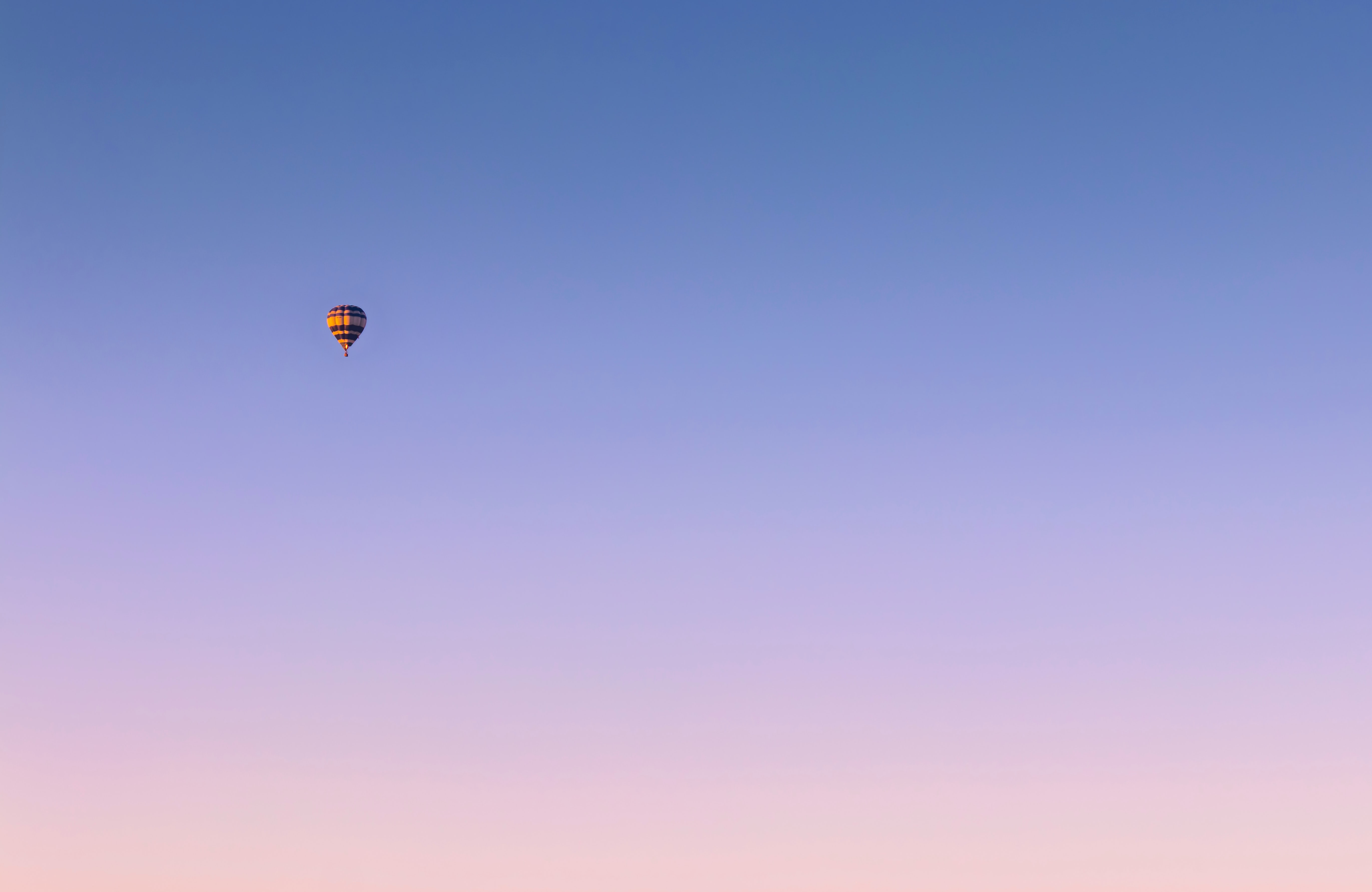 121792 Hintergrundbild herunterladen sky, minimalismus, gradient, flug, luftballon, ballon, farbverlauf - Bildschirmschoner und Bilder kostenlos