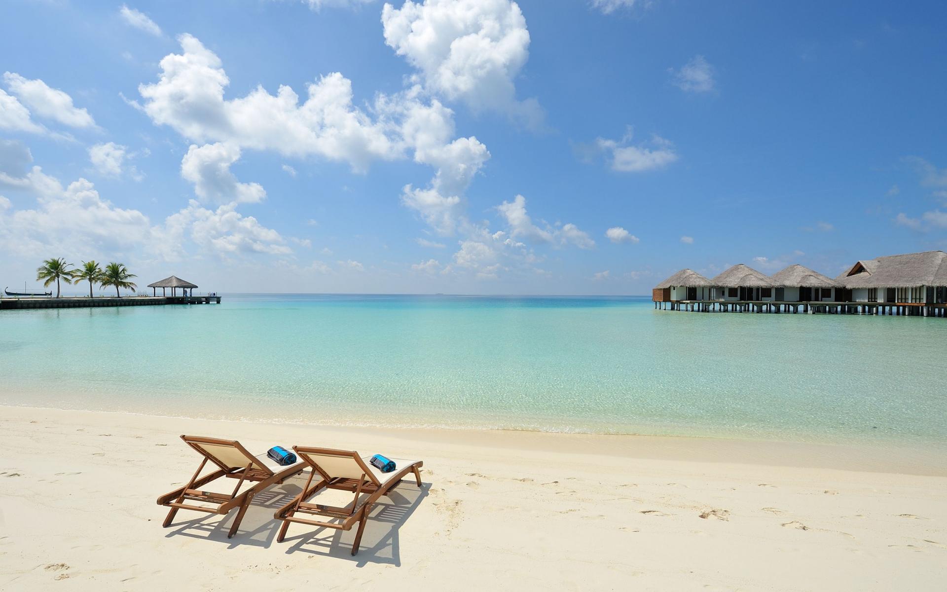 561175 descargar imagen arena, playa, tropico, fotografía, edificio, silla, día festivo, cabaña, maldivas, océano, agua: fondos de pantalla y protectores de pantalla gratis