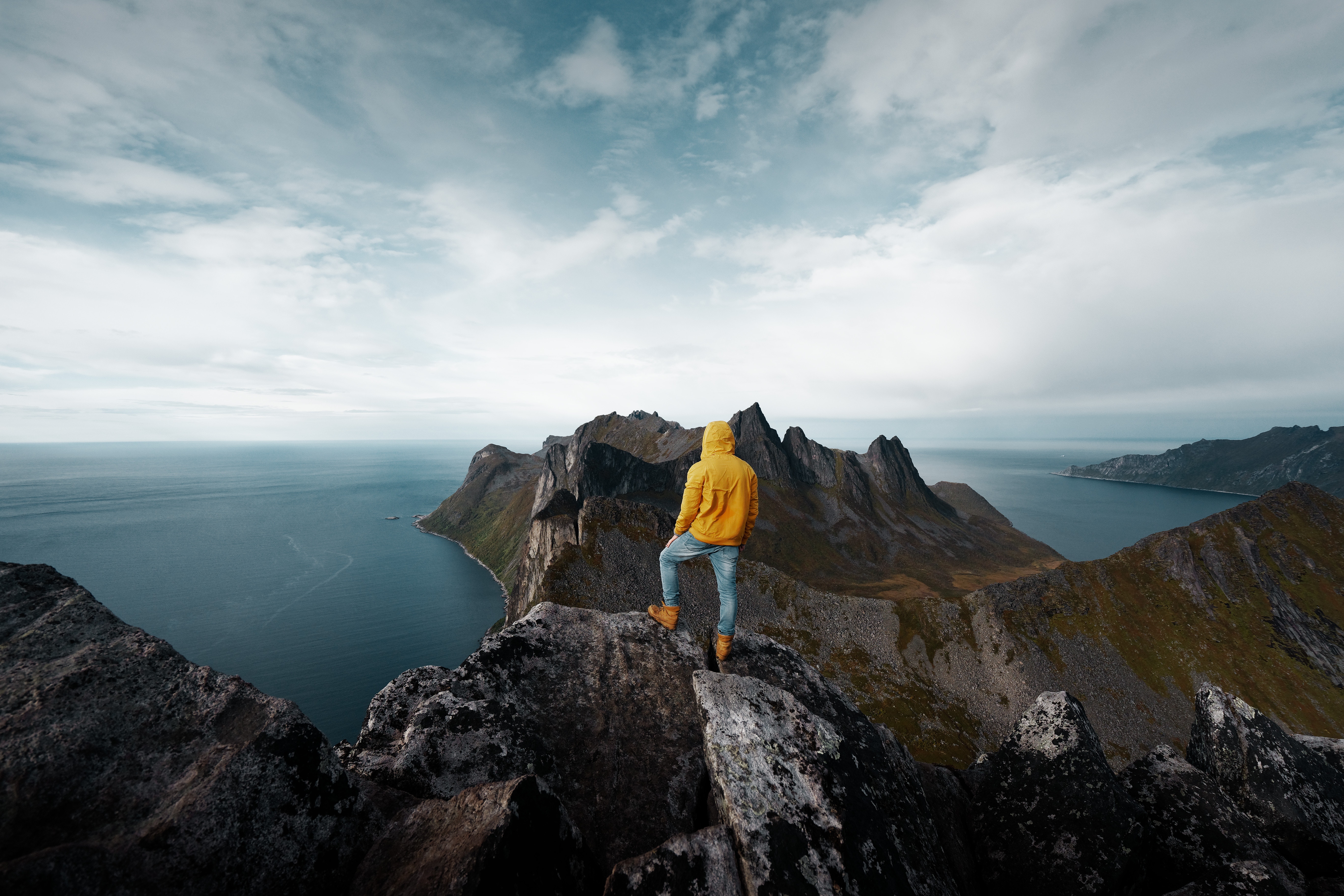 Скачать картинку Гора, Вершина, Природа, Уединение, Человек, Норвегия в телефон бесплатно.