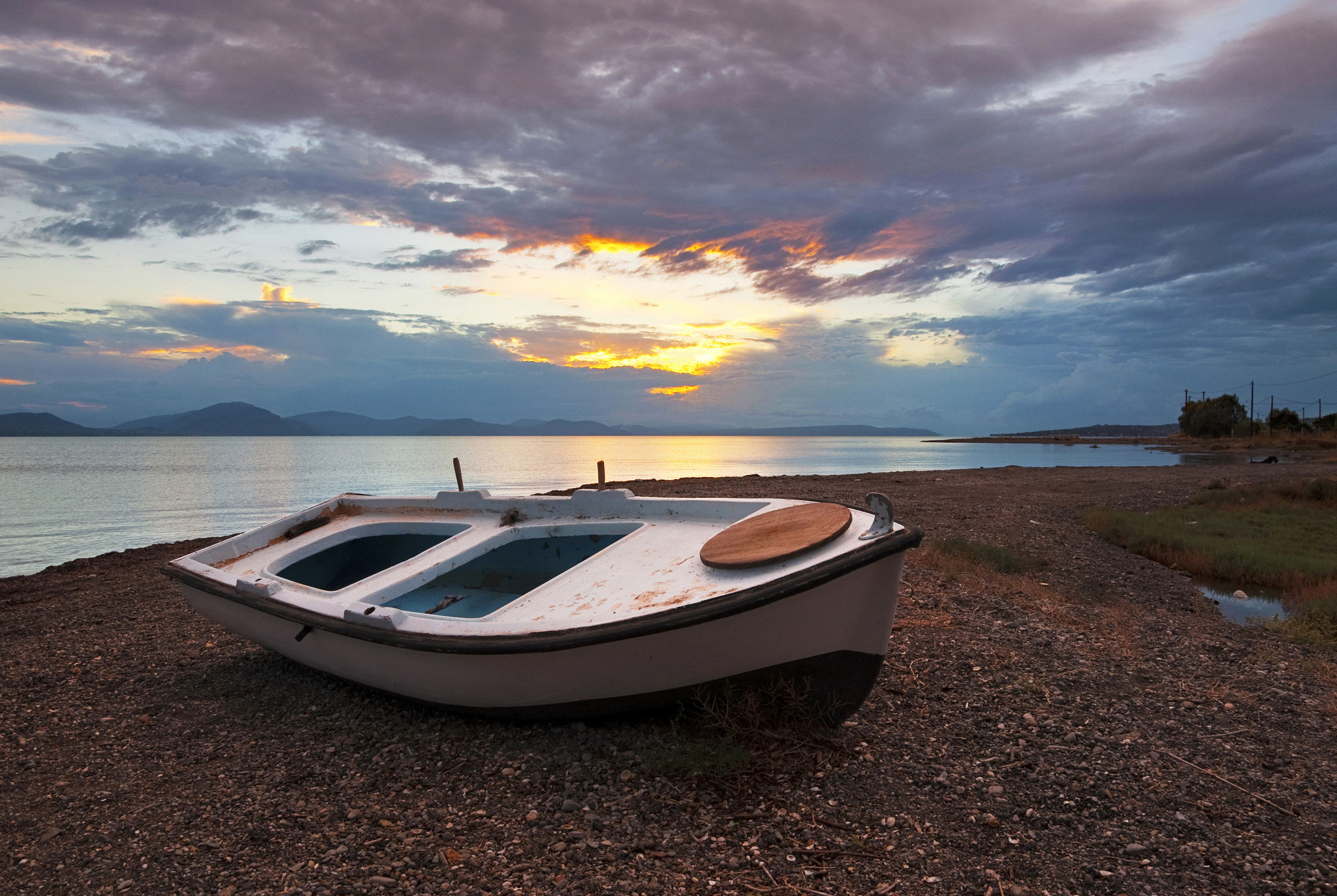 Озеро катера. Яхта у берега. Boat.