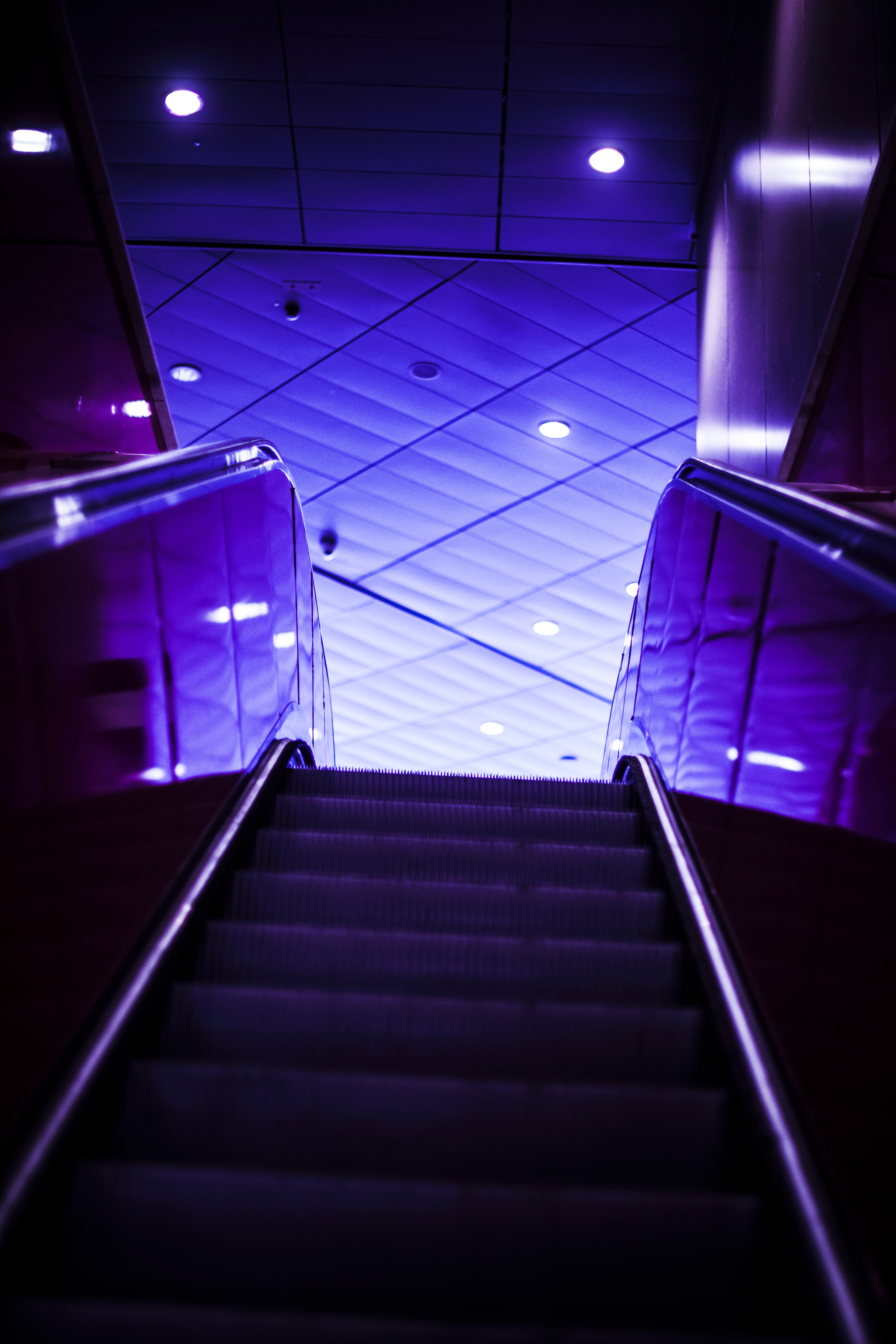 60103 télécharger l'image rétroéclairage, violet, sombre, illumination, escaliers, échelle, mauve, escalier mécanique, escalier roulant - fonds d'écran et économiseurs d'écran gratuits