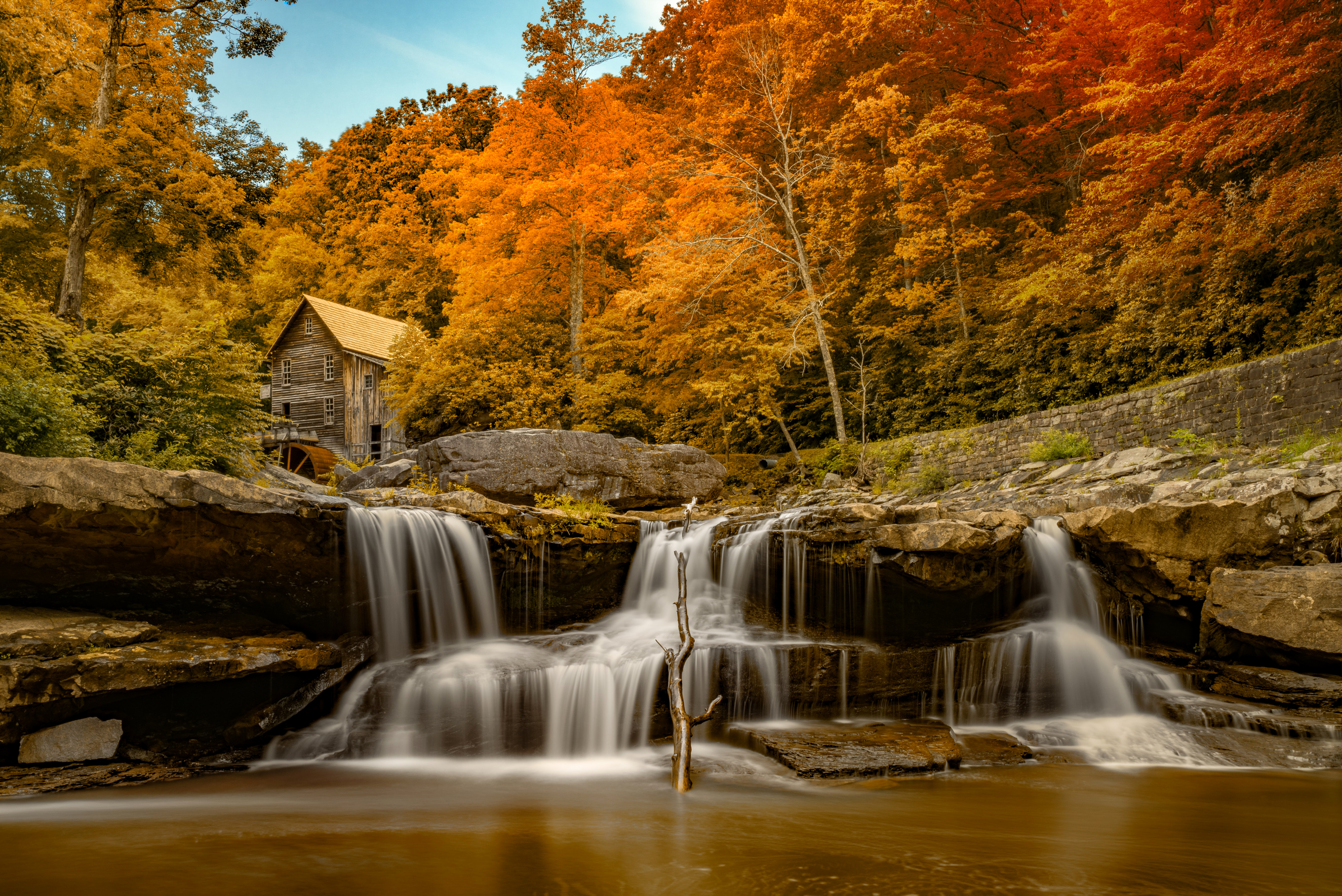 Водопад в Западной Вирджинии с мельницей