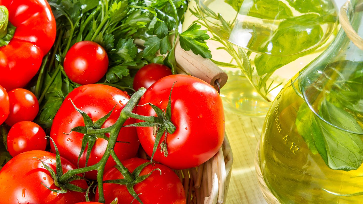 Овощи свежие на столе. Свежие овощи и зелень. Огурцы в томате. Овощи на столе. Помидор.