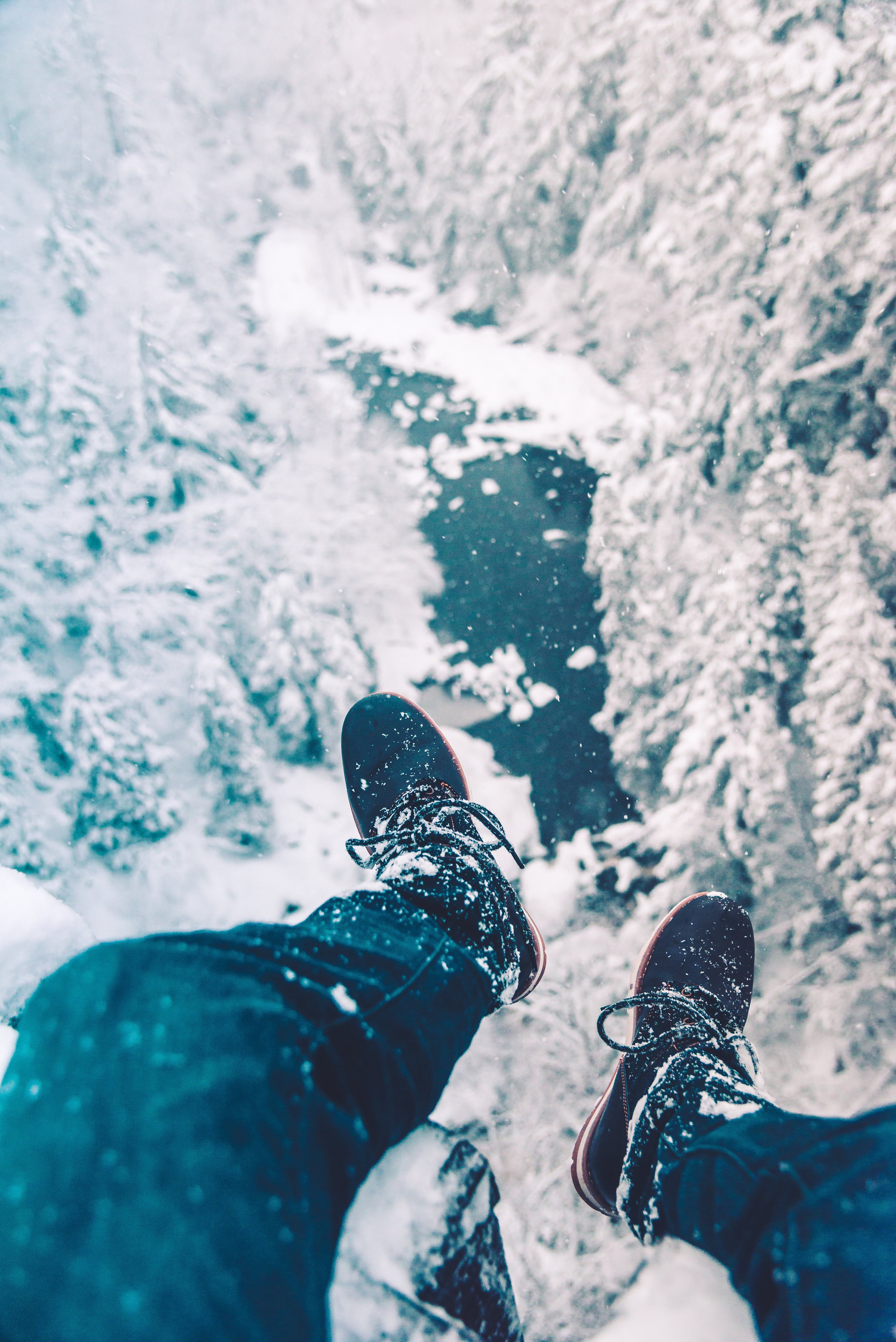 Скачать картинку Природа, Лед, Ноги, Снег, Разное, Зима в телефон бесплатно.