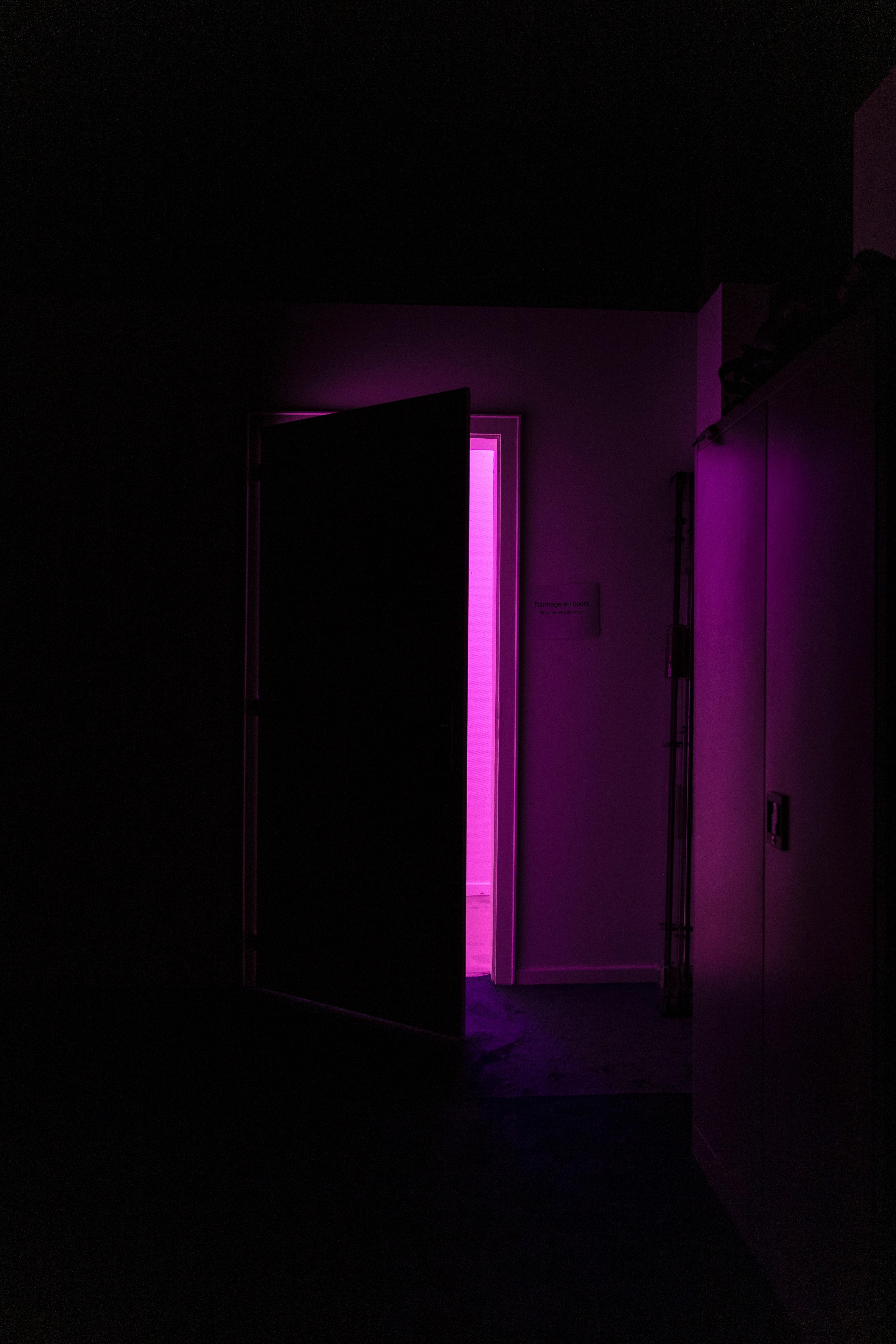 89116 скачать картинку темные, свет, темный, помещение, фиолетовый, дверь - обои и заставки бесплатно