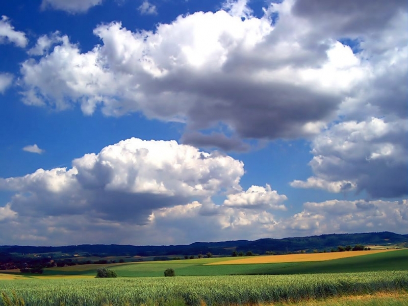 Handy-Wallpaper Landschaft, Clouds, Felder kostenlos herunterladen.