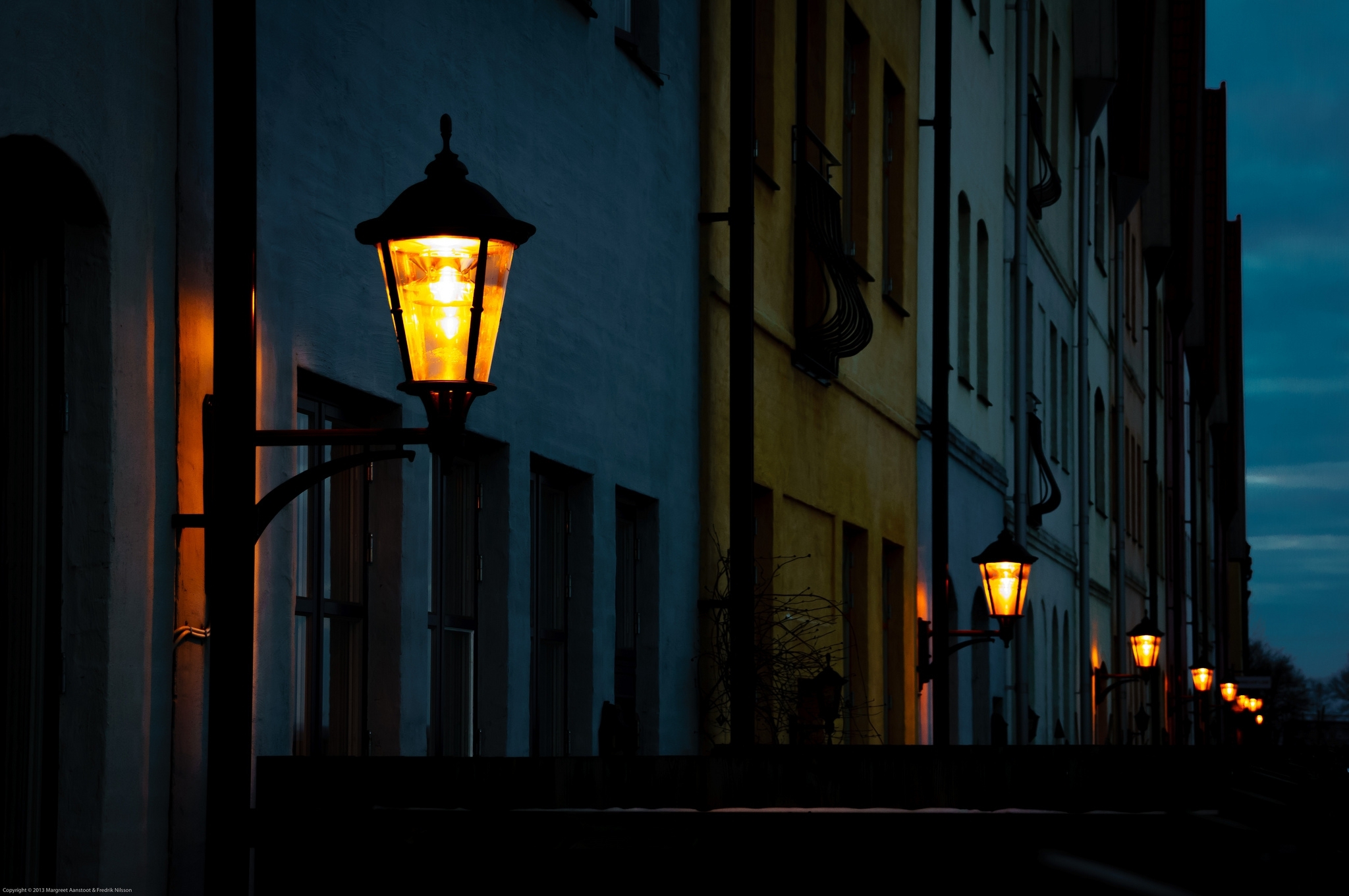 Вечер улица фонарь. Уличный фонарь. Уличный фонарь ночью. Ночные фонари. Вечернее освещение.