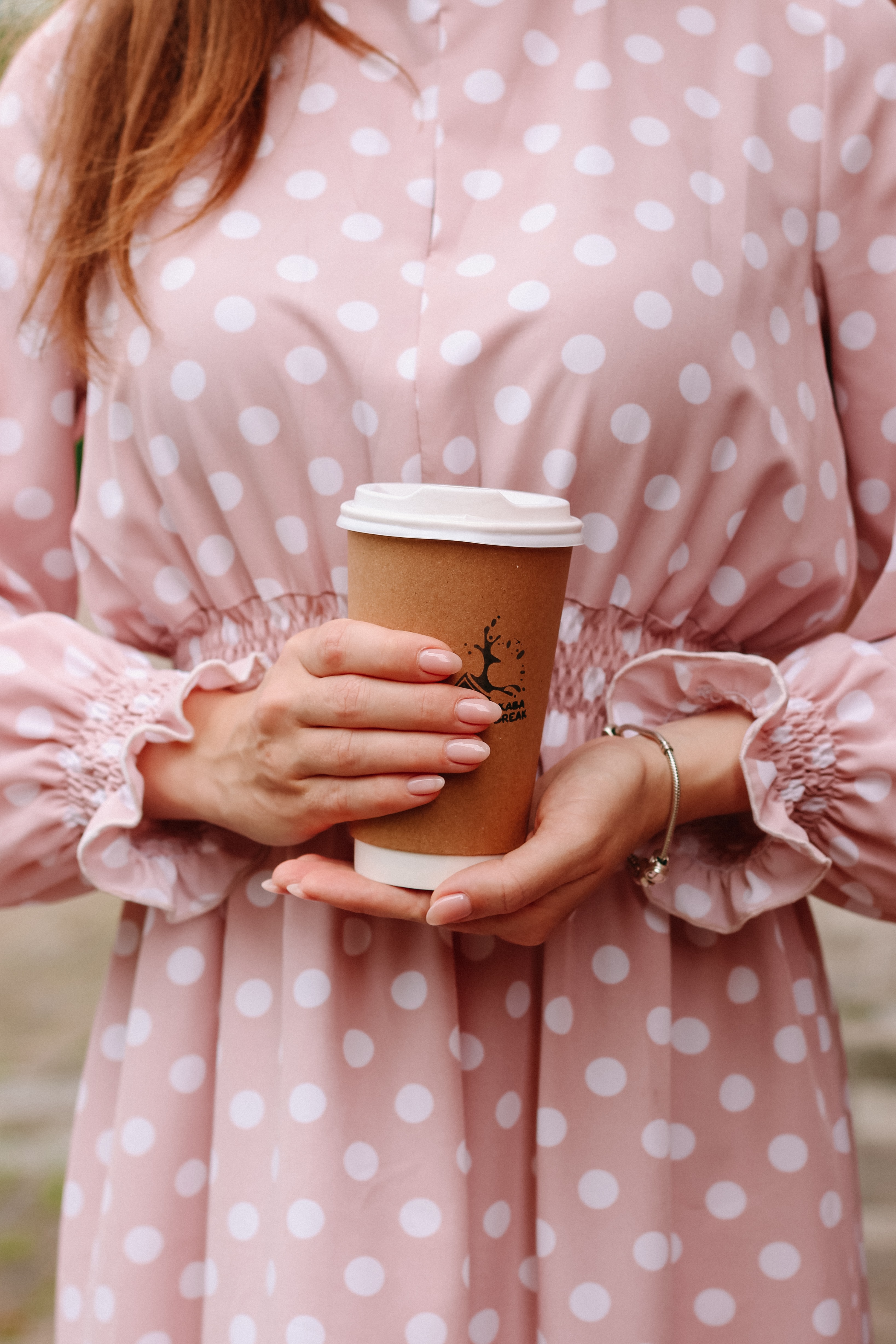 Фото девушки с кофе в руках на улице
