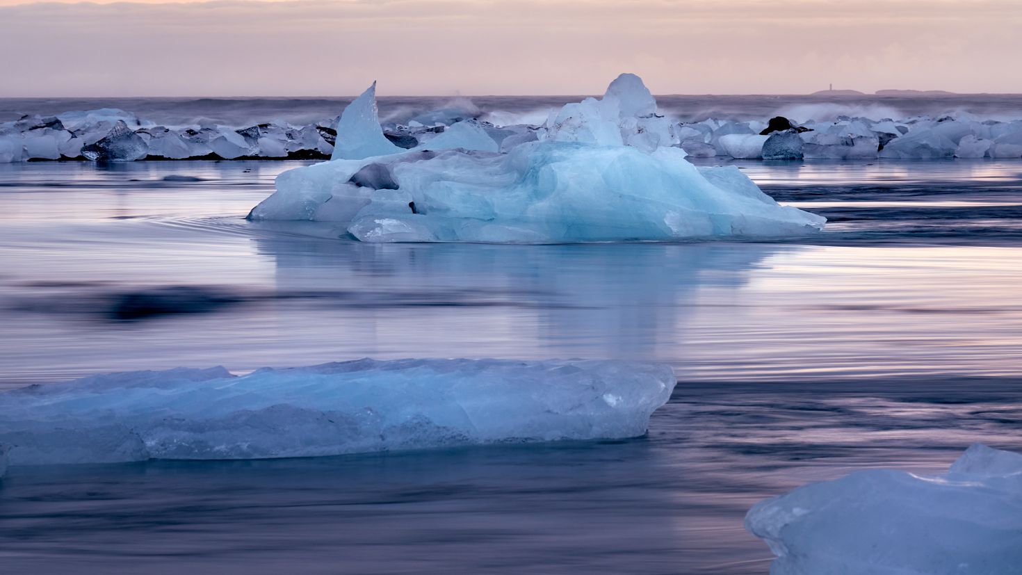 Мелкий лед на воде. Ледяное море. Льдина в море. Море зимой. Лед на море.