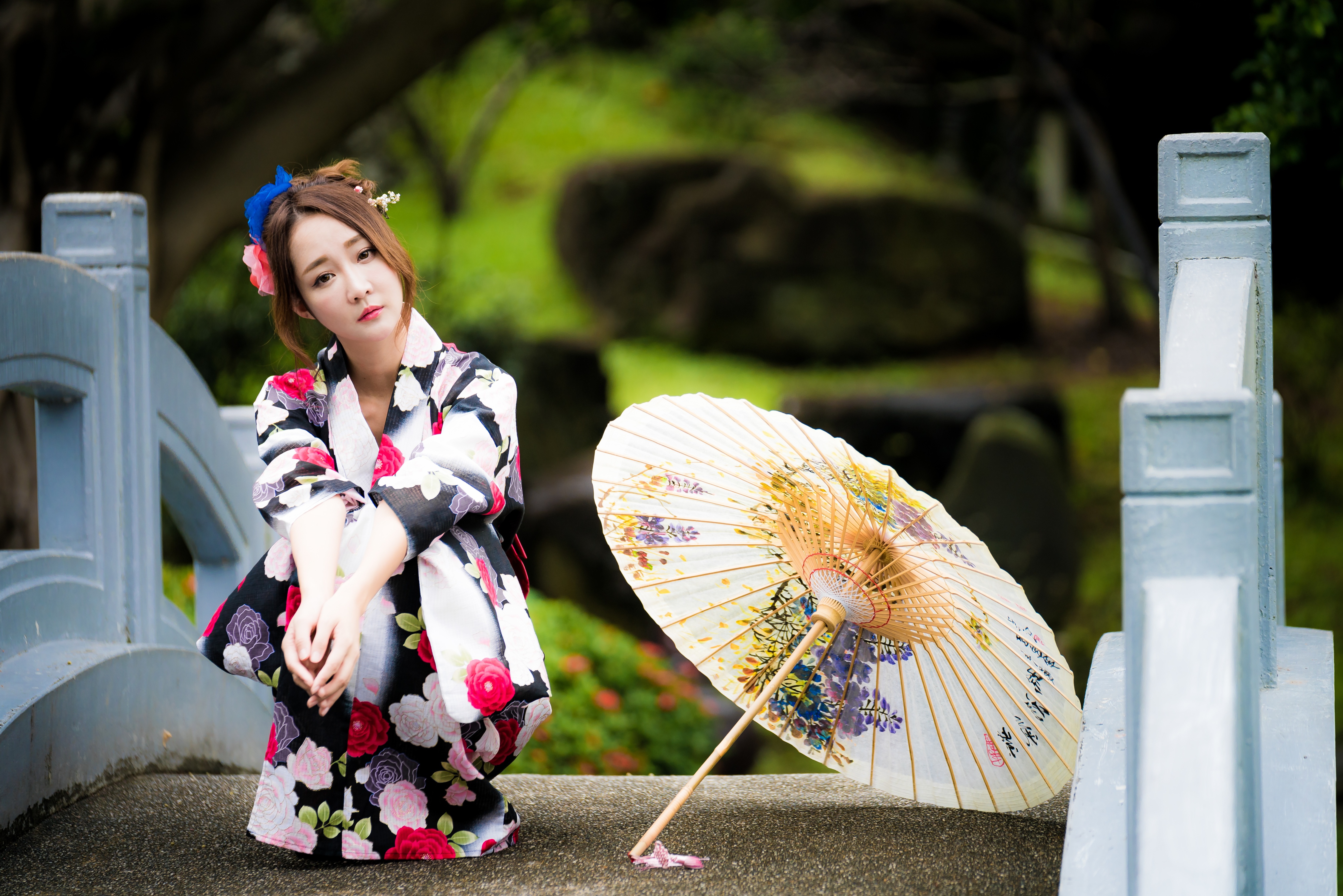 Японка в кимоно с зонтиком