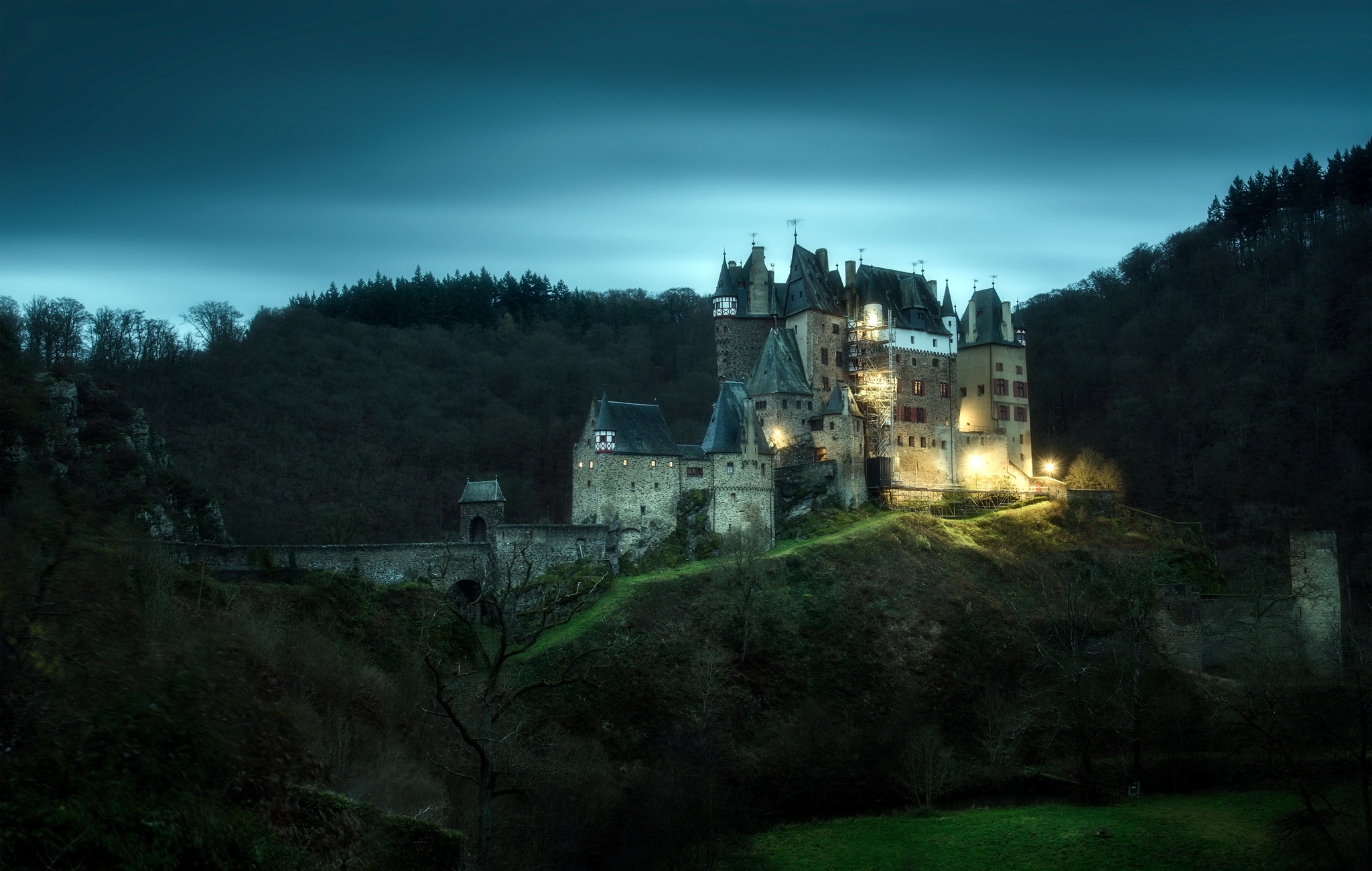 Замок Эльц Германия в тумане