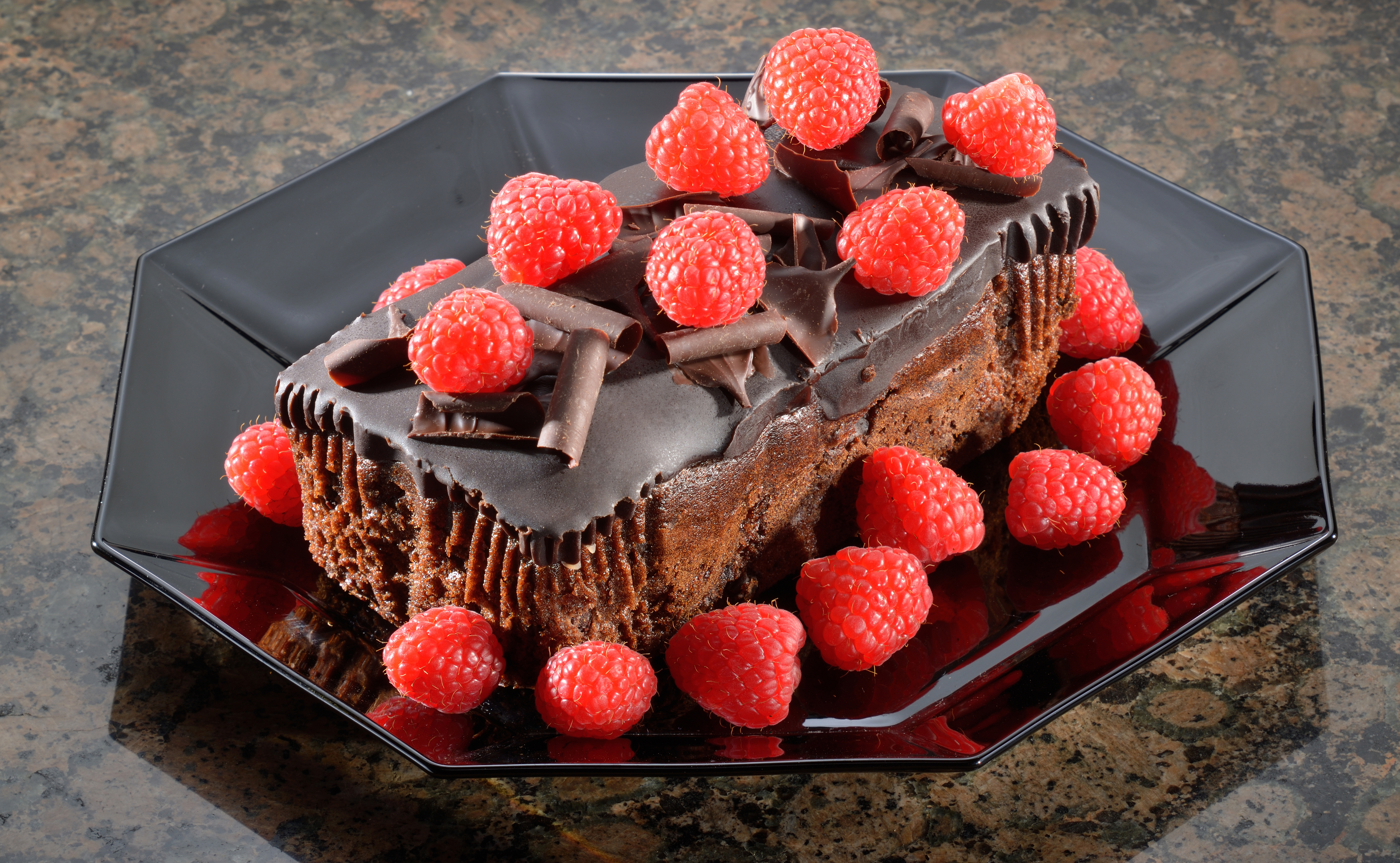 Сколько вкусностей. Торт малина сабайон. Красивые и вкусные пирожные тортики. Торт с вкусняшками шоколадными. Шоколадный торт с конфетами.